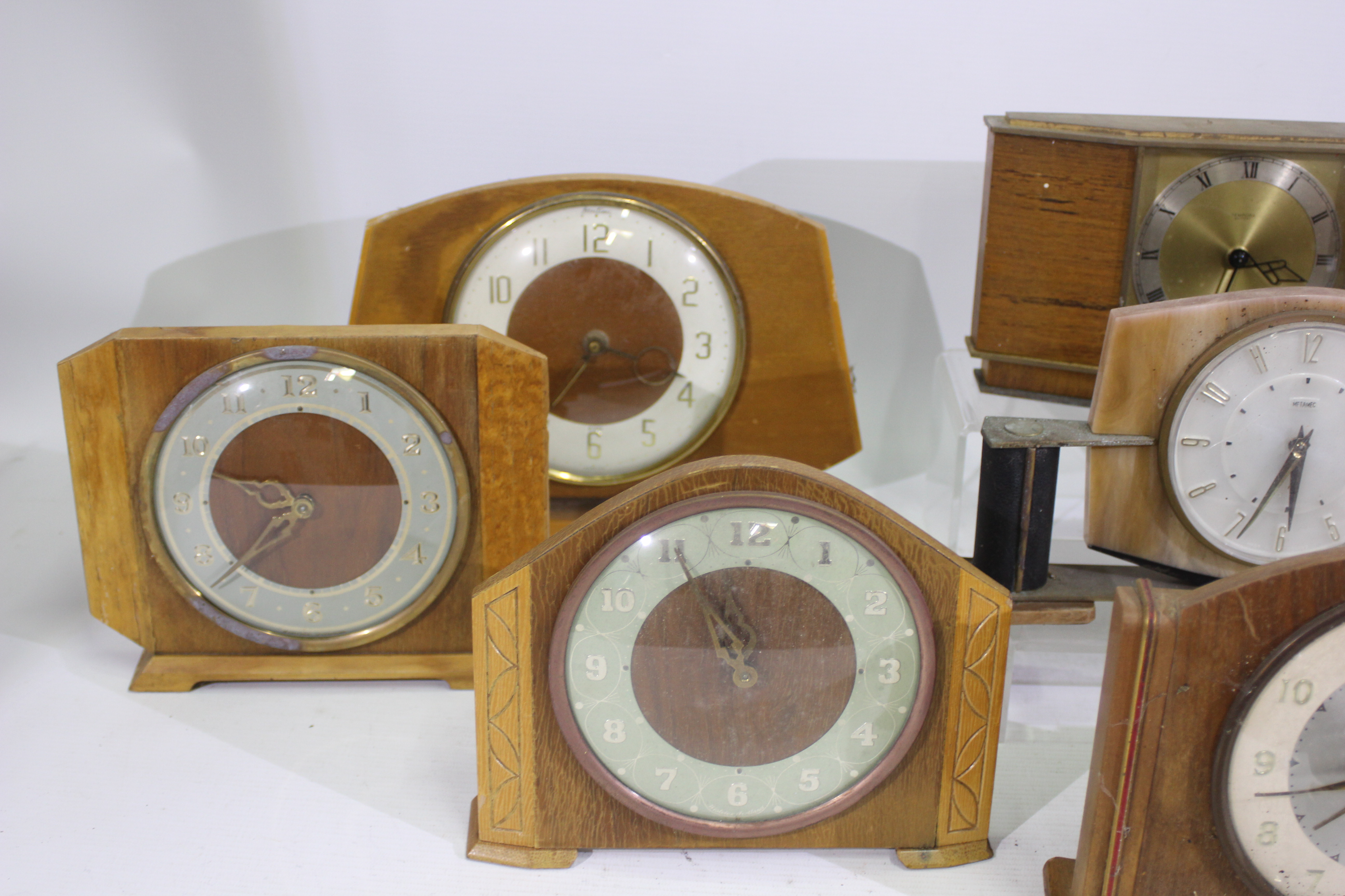 A quantity of vintage desk and mantel clocks to include Smiths, Westclox, Metamec, - Image 2 of 6