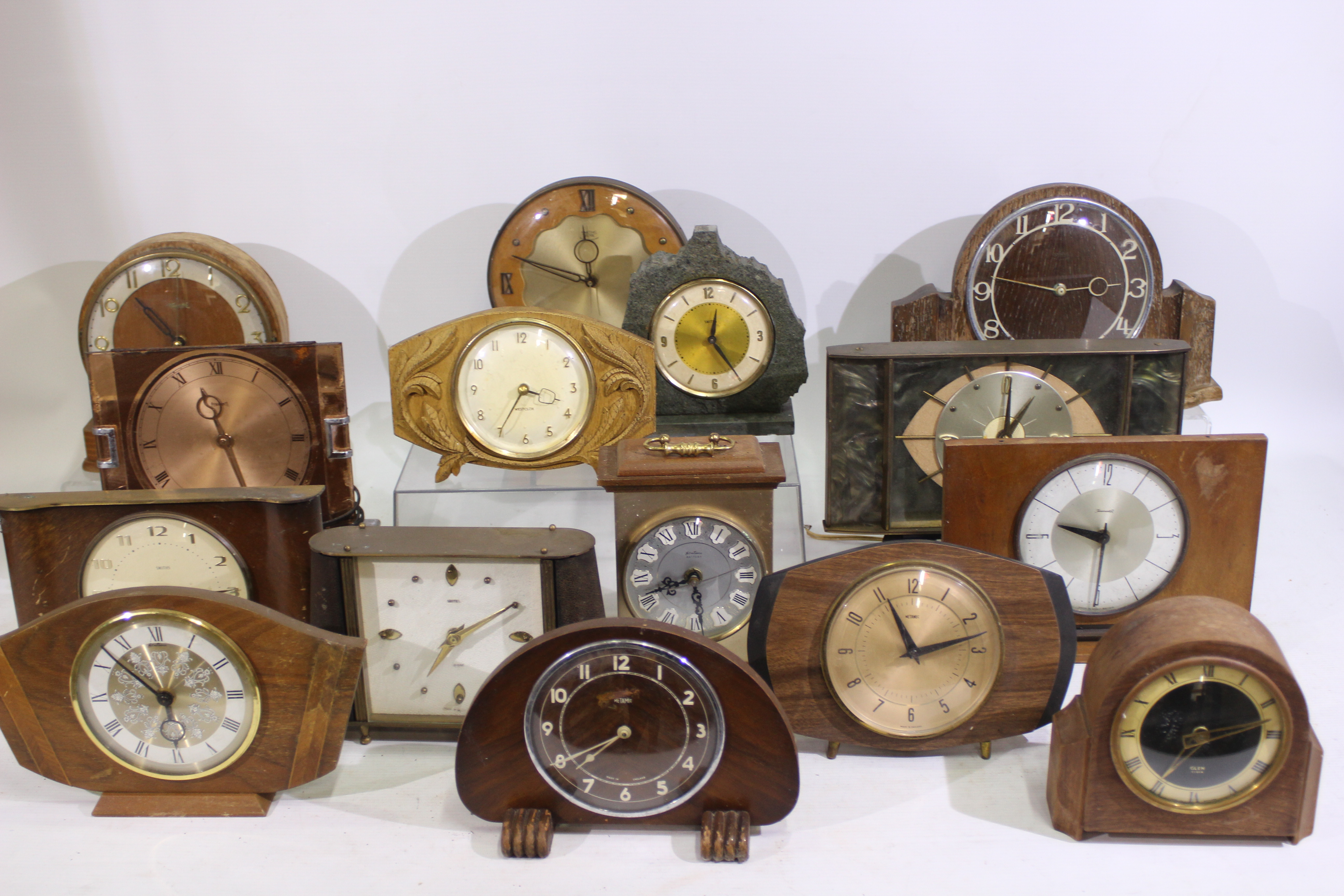 A collection of vintage clocks to include Metamec, Smiths, Bentima, Ferranti and other. - Image 2 of 8