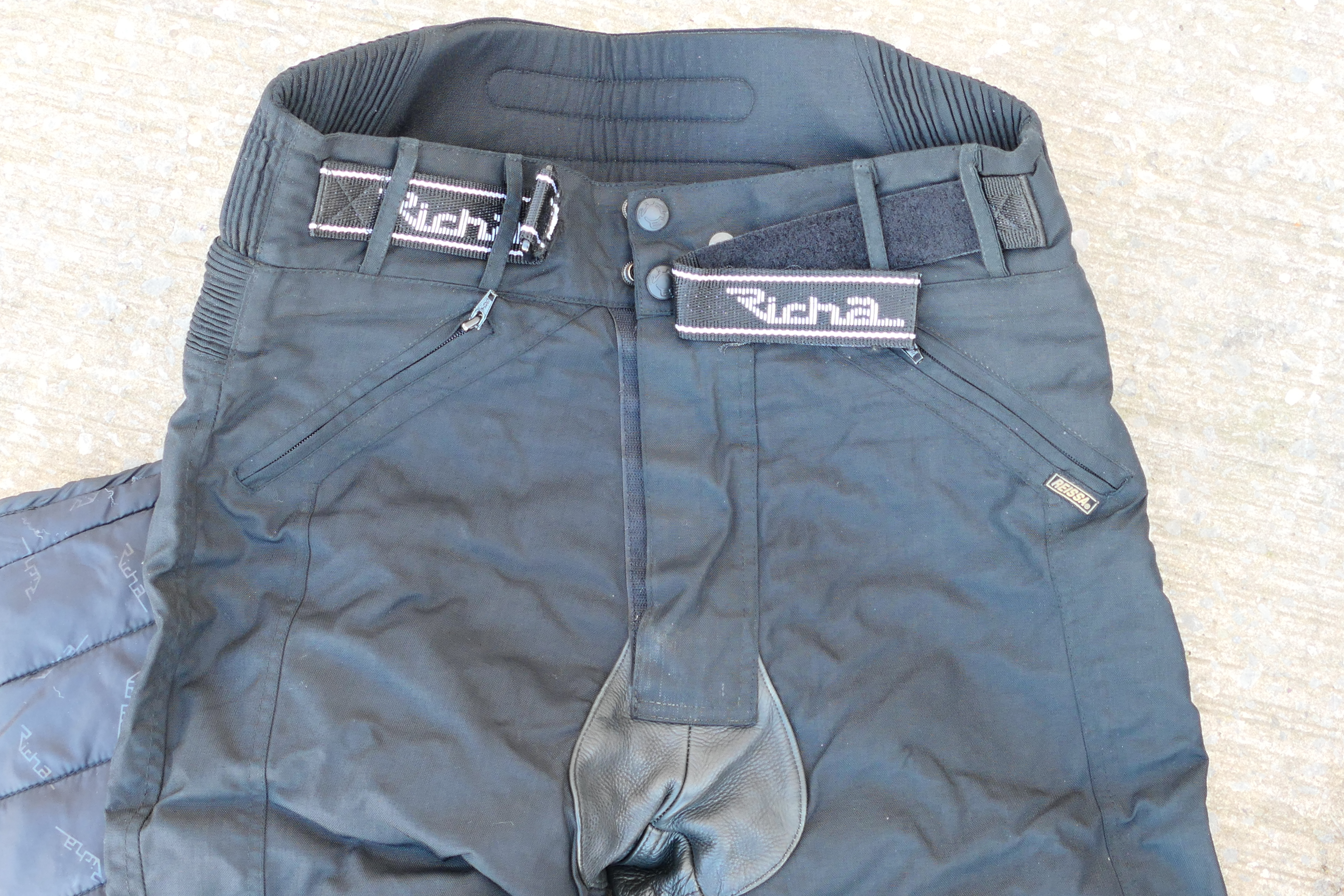 Motorcycle clothing to include a set of IXS leathers, size 265 and other. - Image 6 of 6