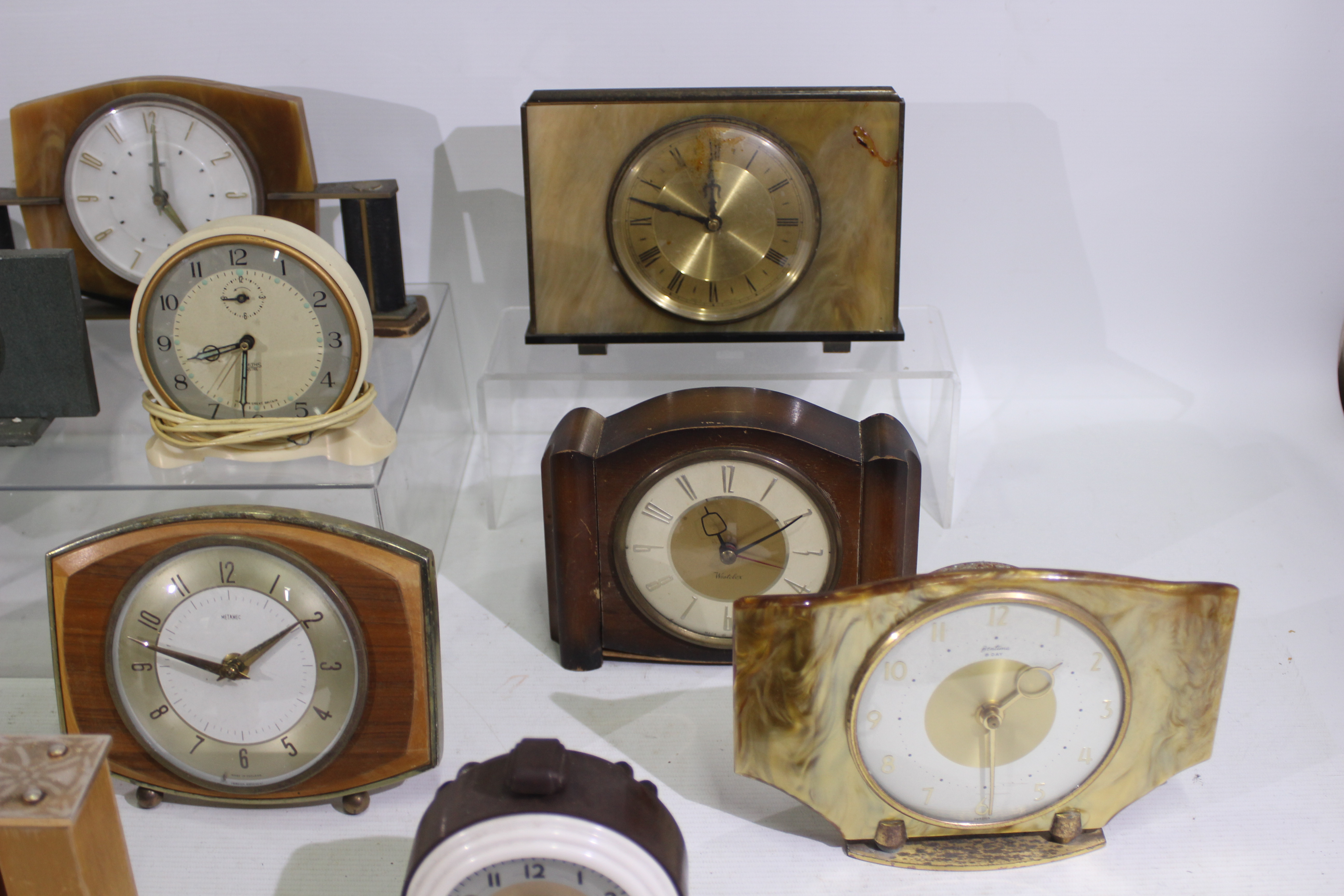 A collection of vintage desk / mantel clocks to include Bentima, Smiths, Westclox, - Image 7 of 7