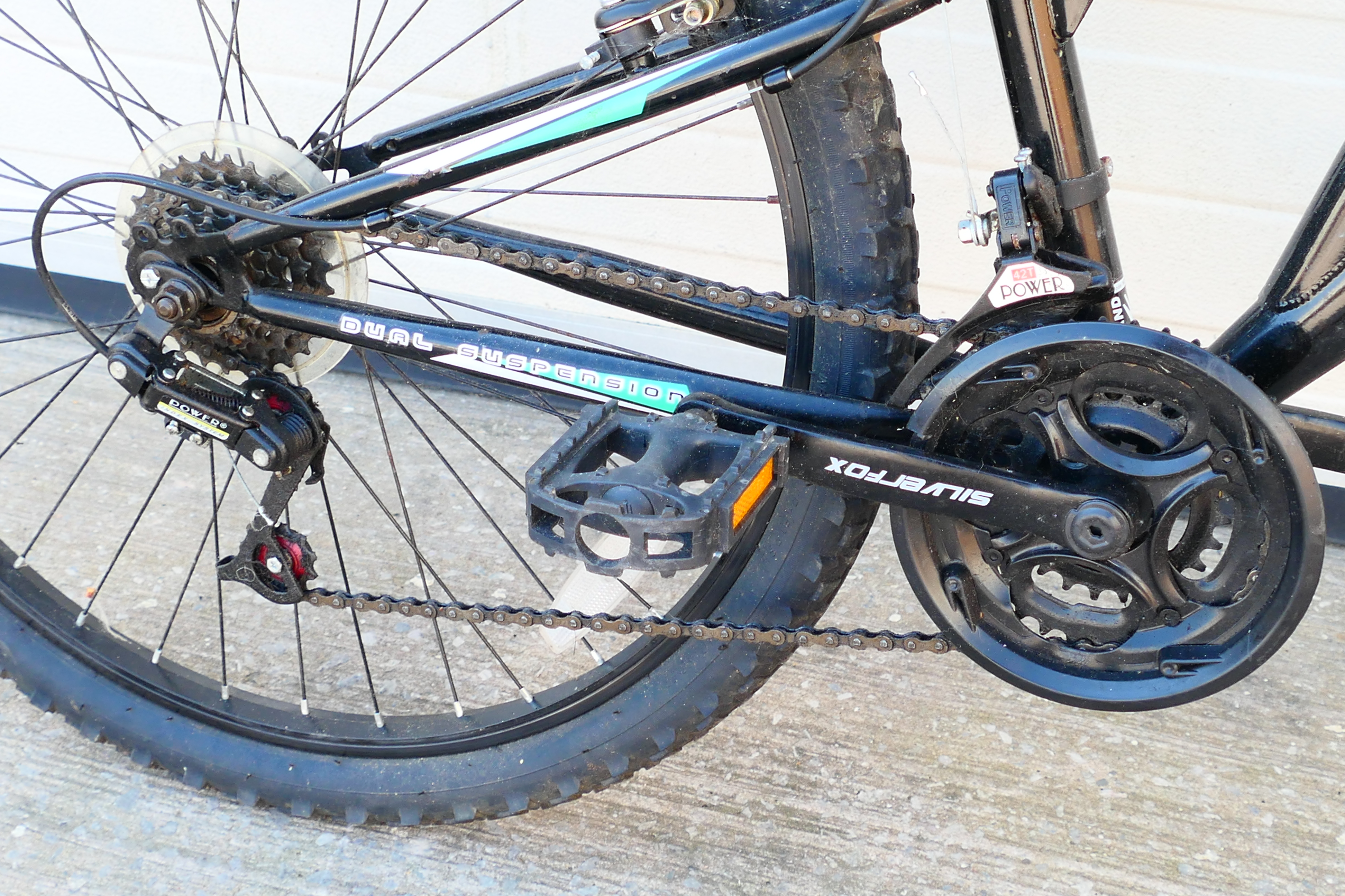 A man's dual suspension Silver Fox Vault bicycle with 26" wheels, helmet and bike lock. - Image 3 of 5