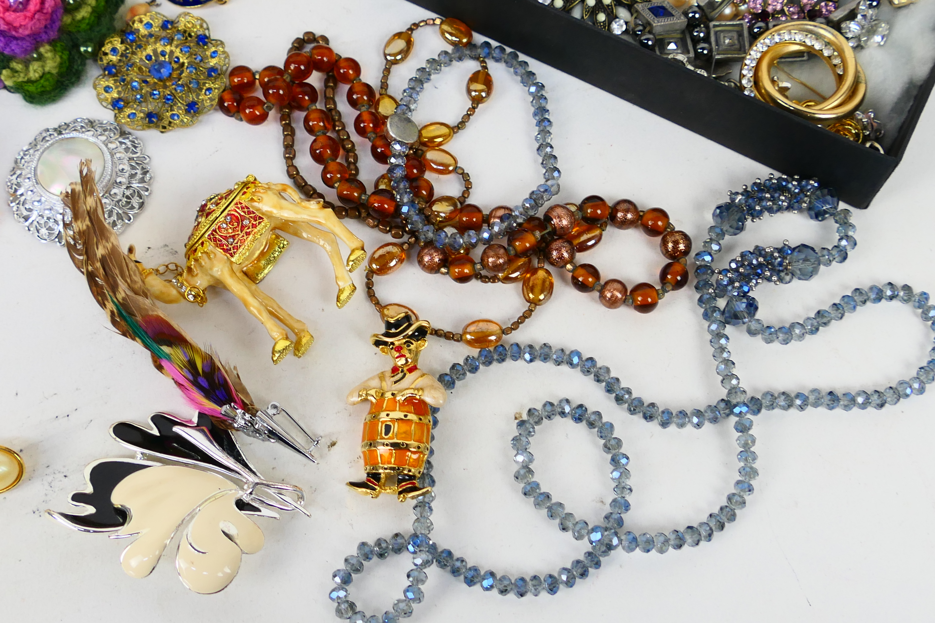 A collection of costume jewellery to include brooches, necklaces, bracelets, earrings and similar. - Image 4 of 7