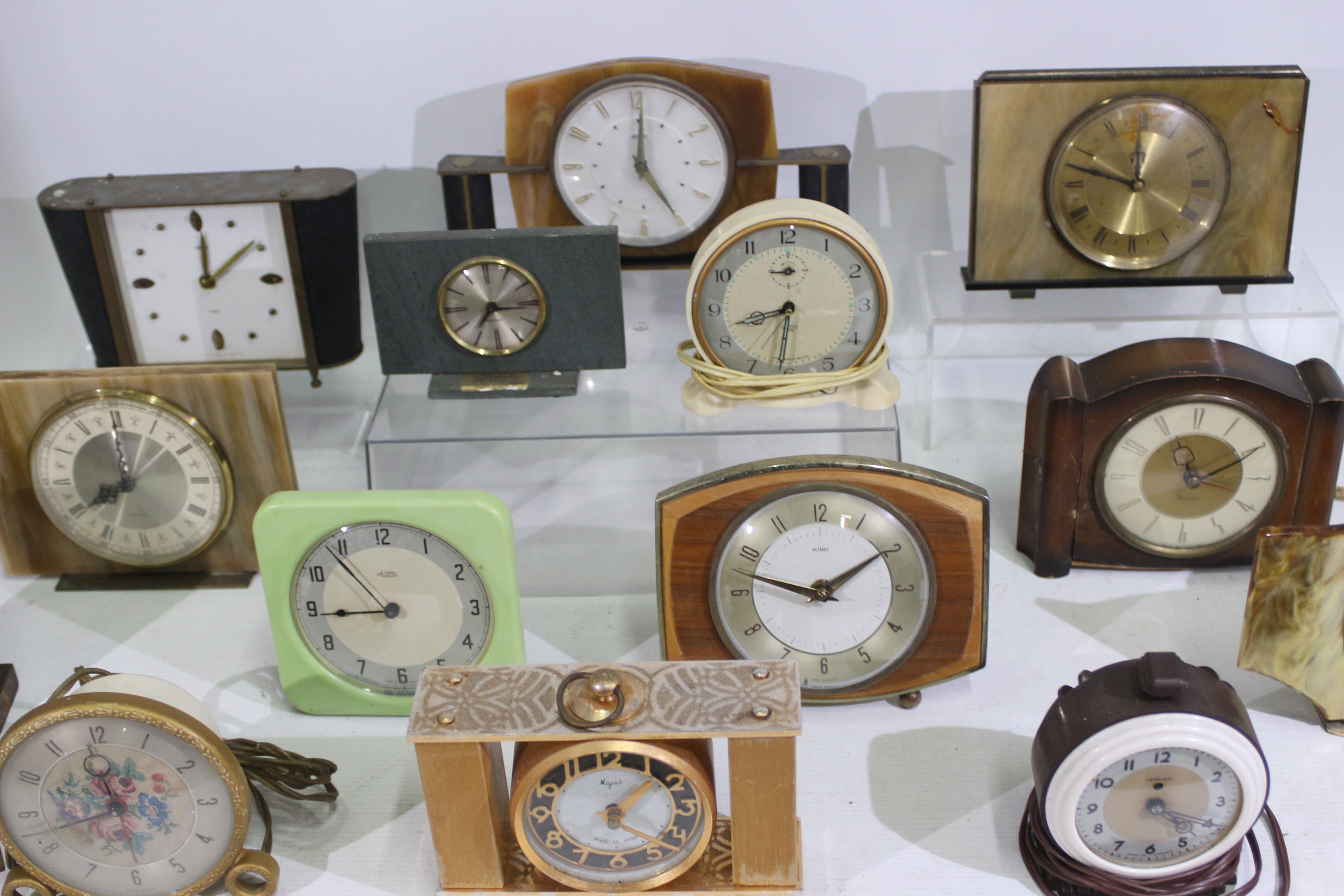 A collection of vintage desk / mantel clocks to include Bentima, Smiths, Westclox, - Image 2 of 7