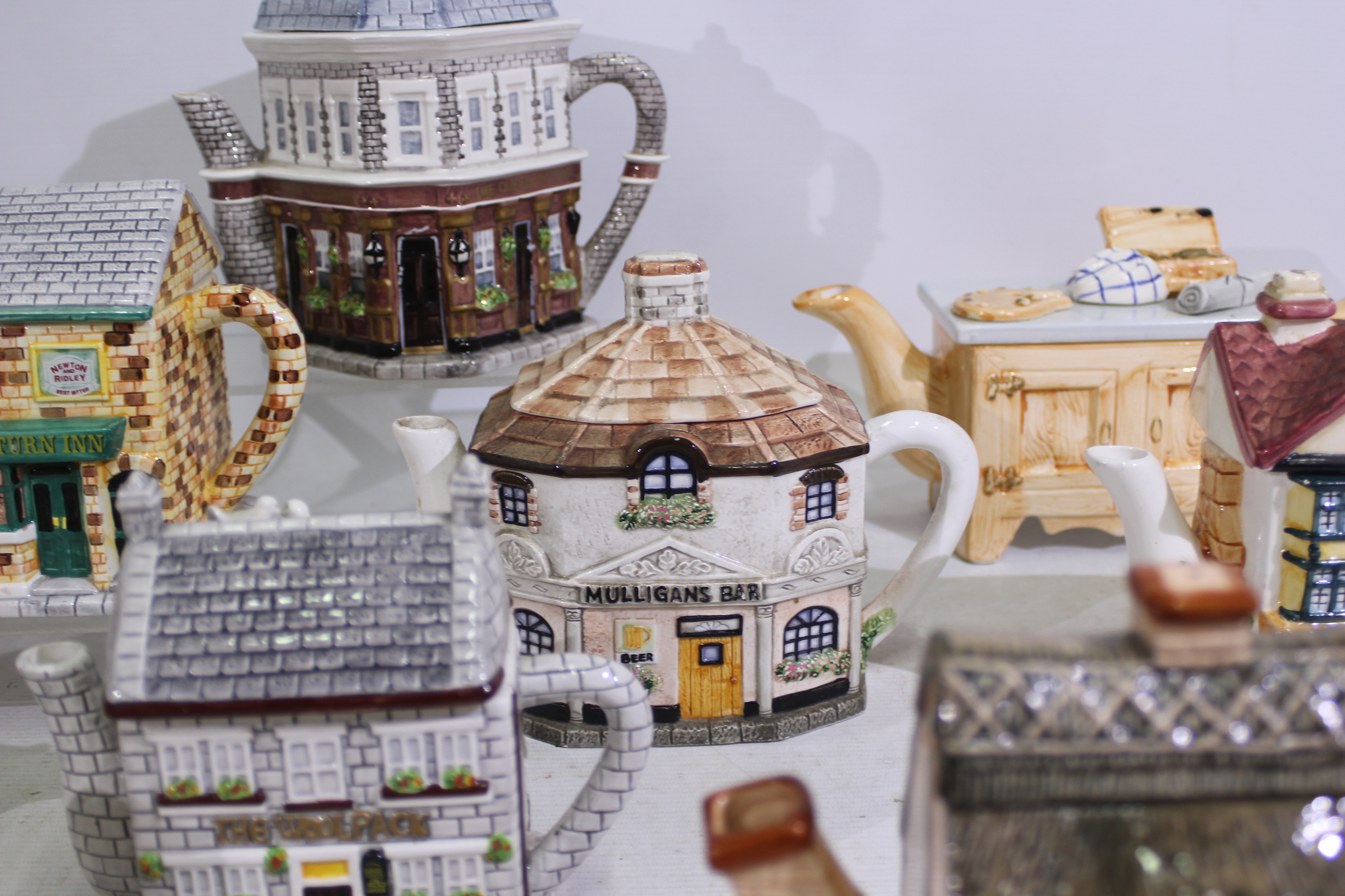 A collection of novelty teapots to include The Rovers Return, The Woolpack and The Queen Victoria, - Image 4 of 6