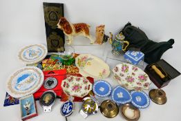A mixed lot comprising ceramics to include Spode Christmas plates, Wedgwood Jasperware and other,