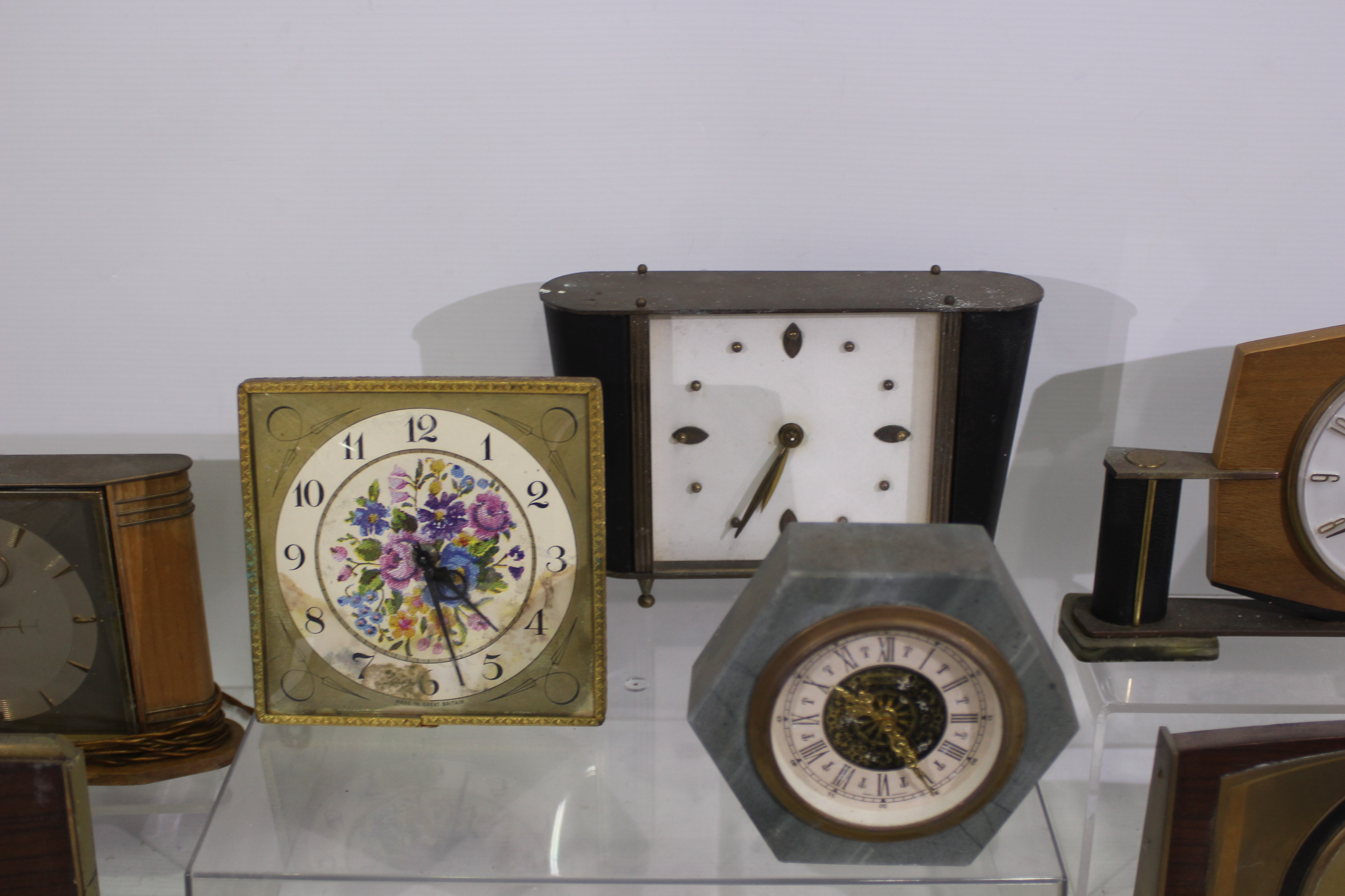 A quantity of vintage clocks to include Westclox, Bentima, Metamec and similar. - Image 4 of 10