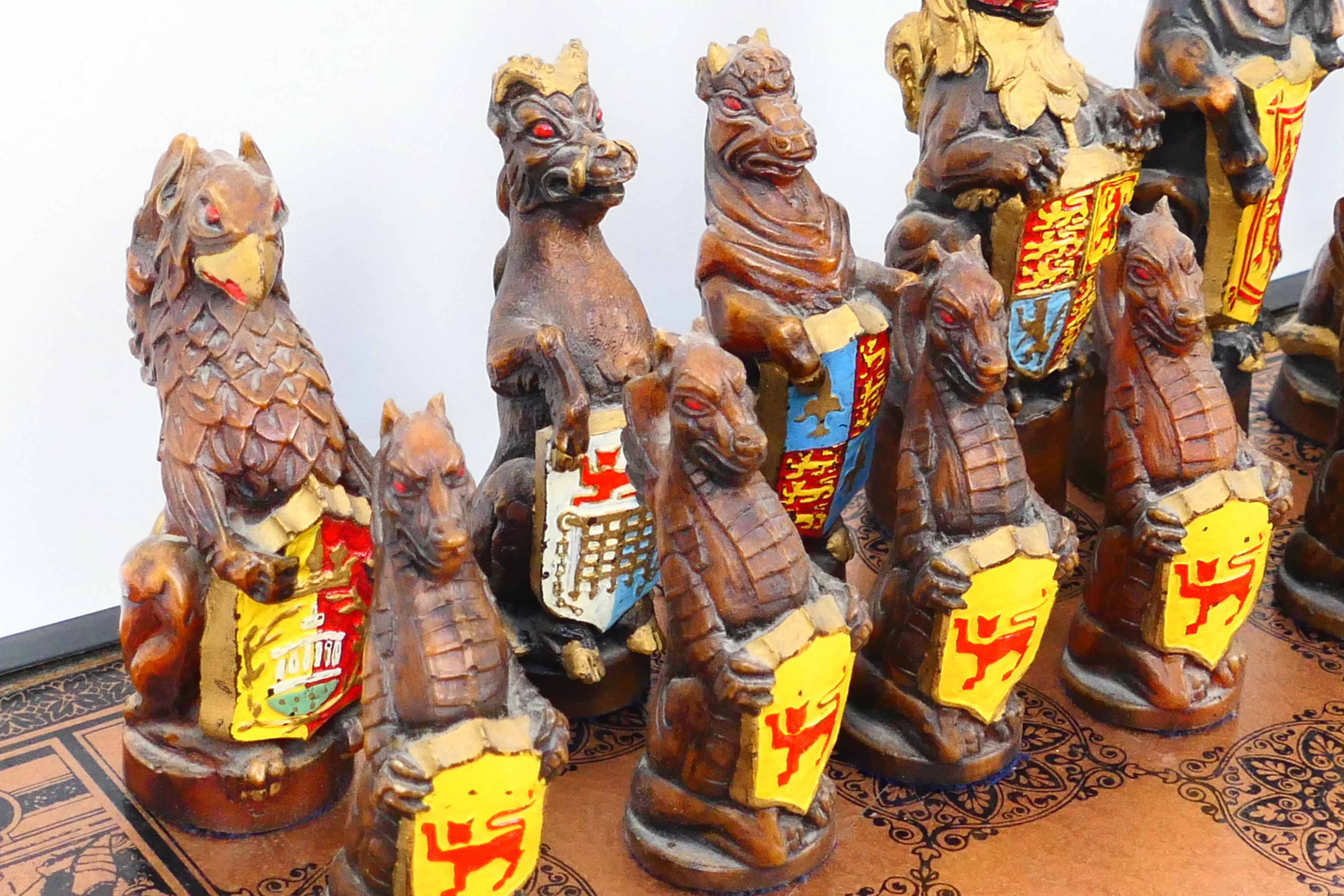 A Royal Beasts Queens Coronation chess set with 16 cm king. - Image 4 of 7