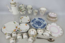 A Chinese blue and white plate decorated with chrysanthemum, 24 cm (d),