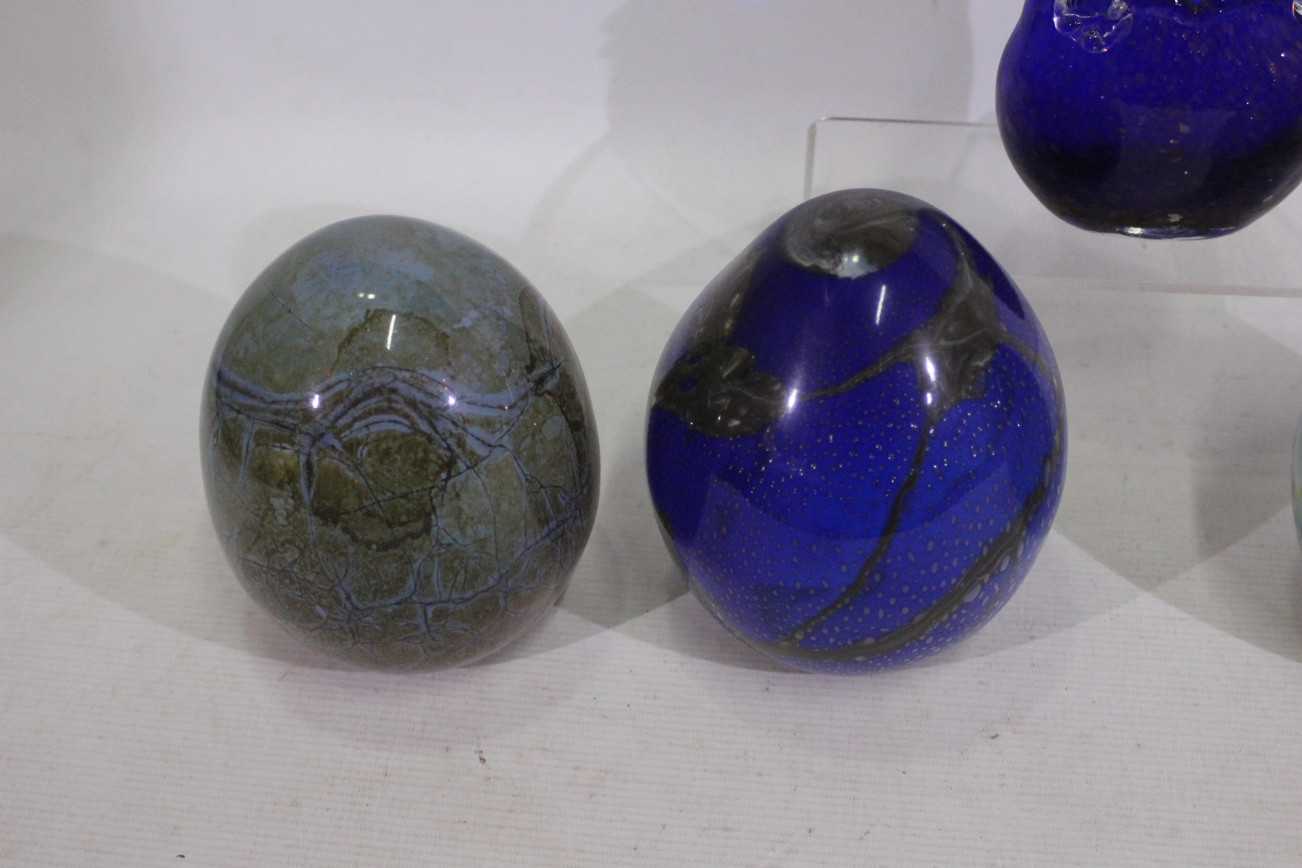 4 x unique egg-shaped glass items with i - Image 2 of 5