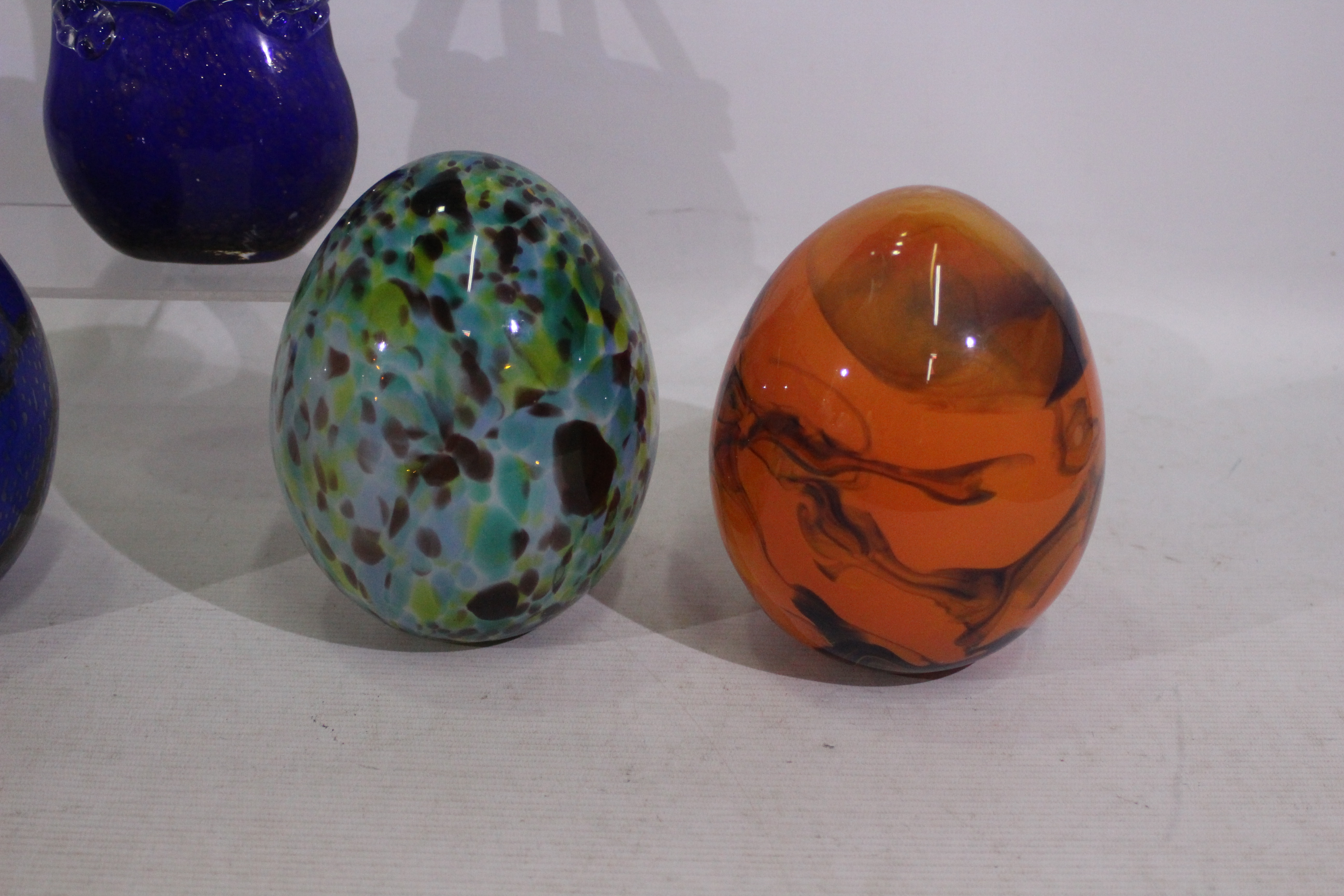 4 x unique egg-shaped glass items with i - Image 3 of 5