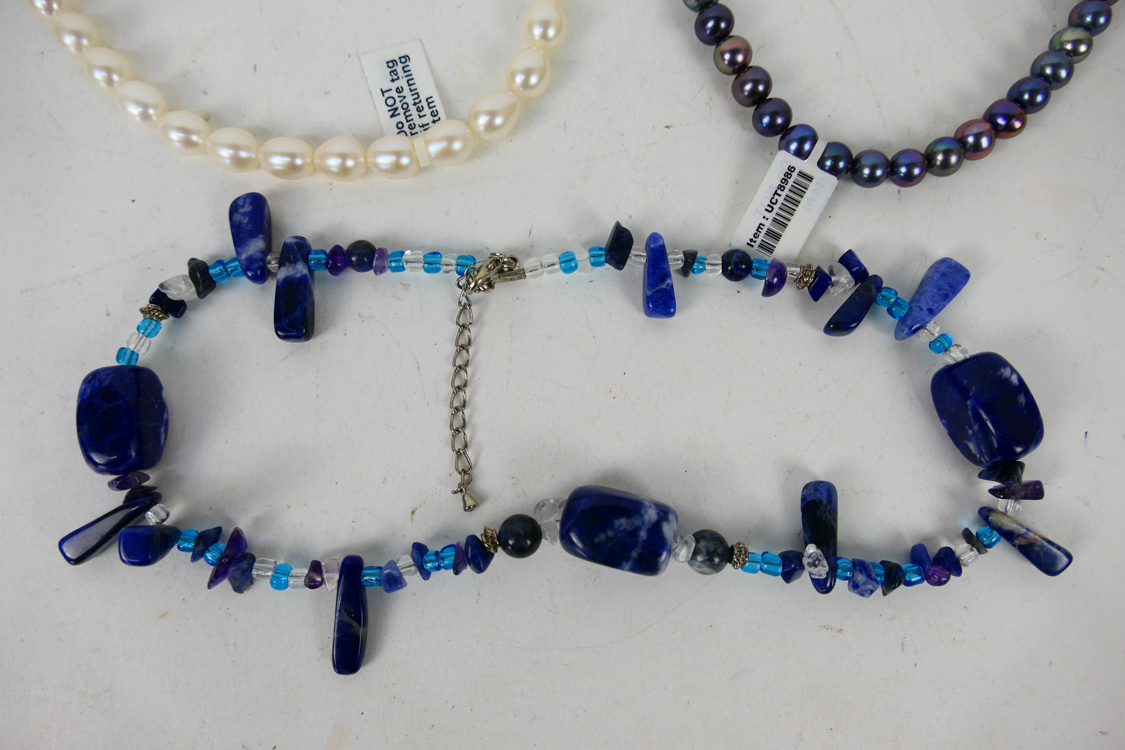 A black pearl necklace, a lapis lazuli n - Image 3 of 3