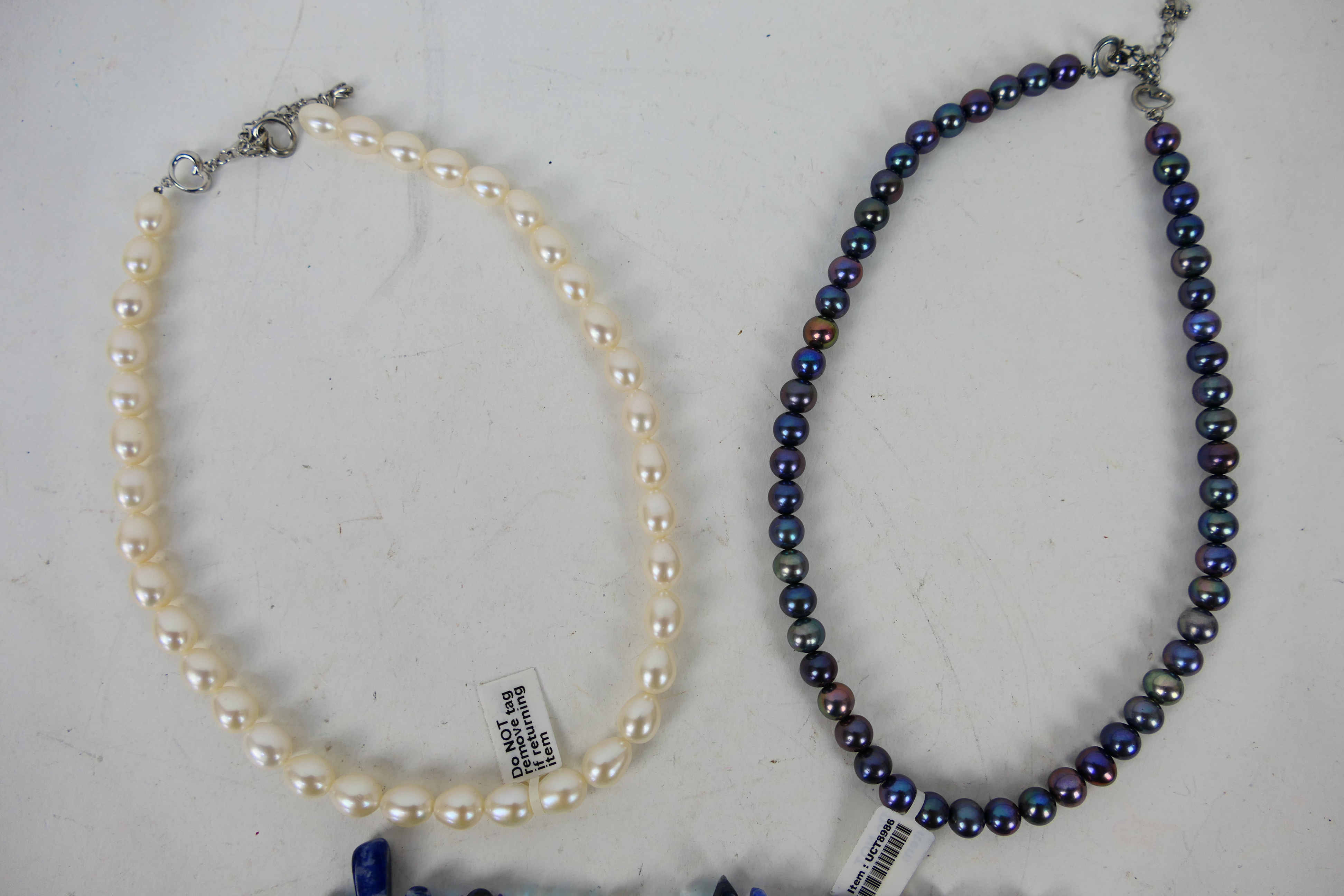 A black pearl necklace, a lapis lazuli n - Image 2 of 3