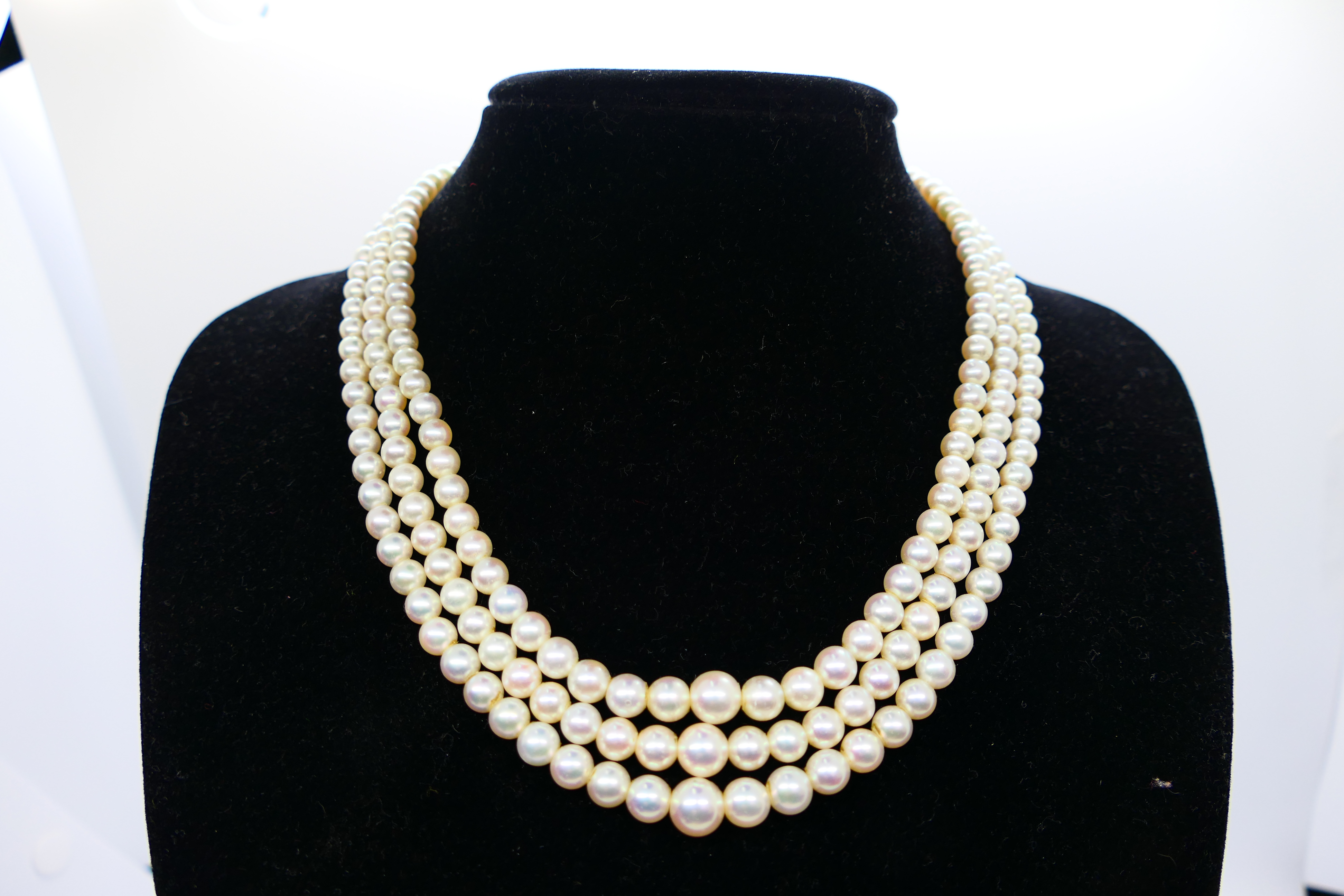 A lady's three-strand seed pearl necklac