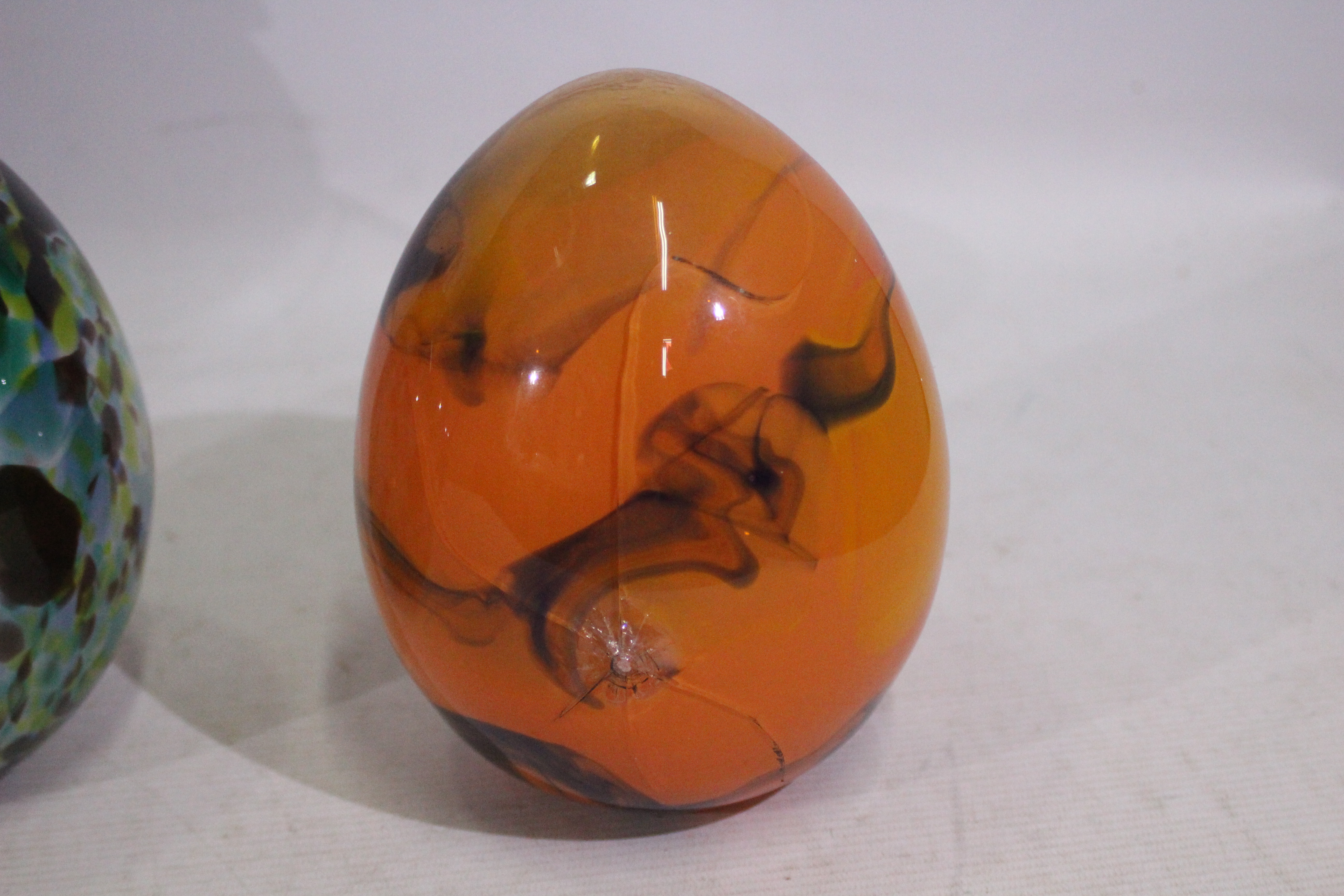 4 x unique egg-shaped glass items with i - Image 5 of 5