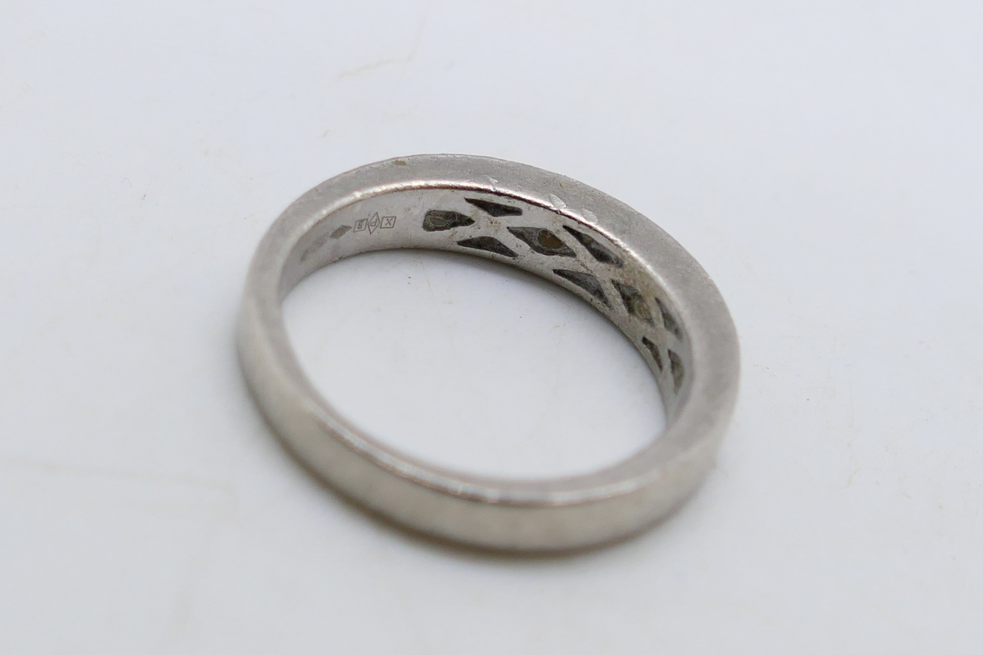 A platinum (950) and diamond ring with a - Image 2 of 3