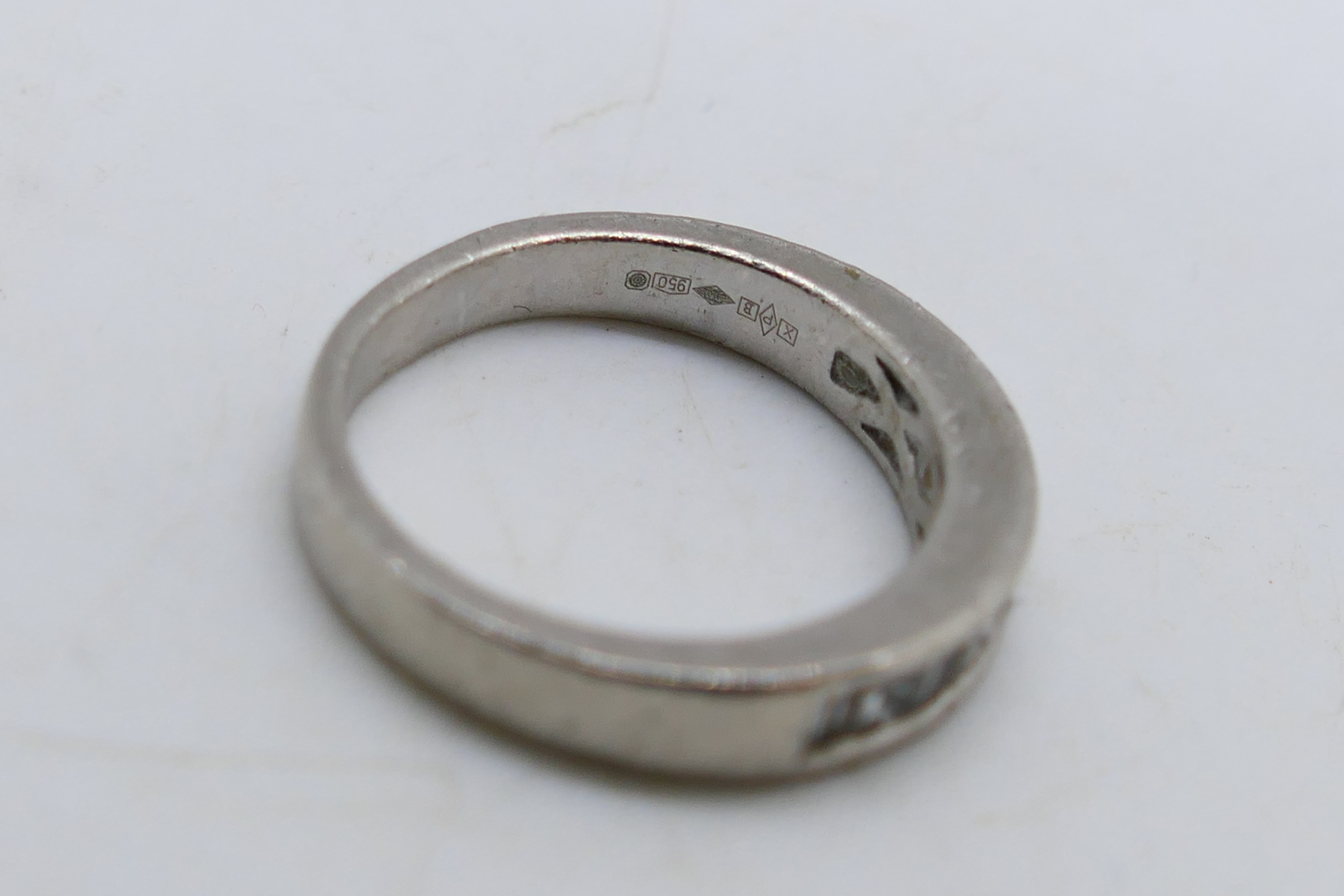 A platinum (950) and diamond ring with a - Image 3 of 3