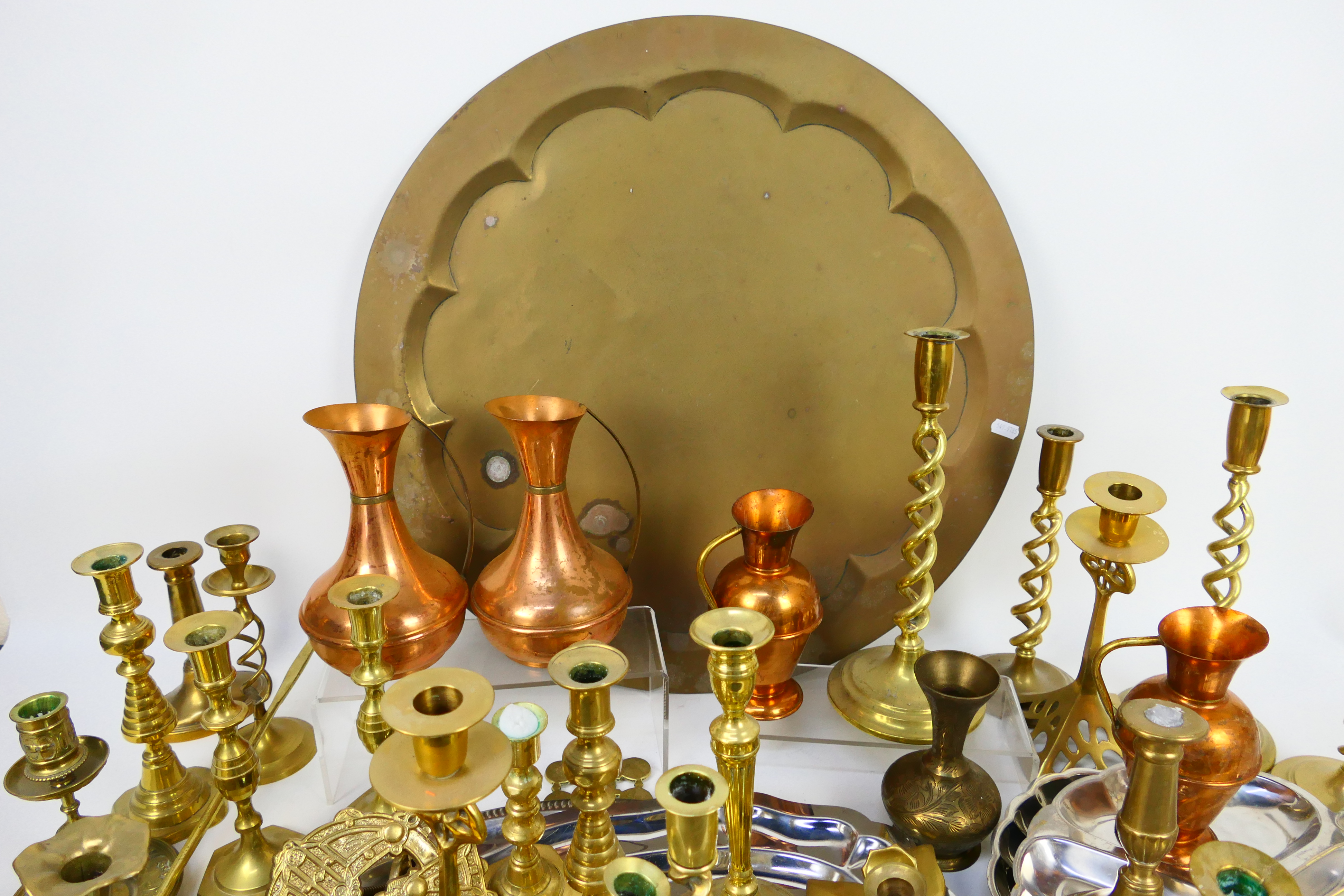 Mixed metal ware, predominantly copper and brass to include candlesticks, trays, jugs and other. - Image 4 of 4