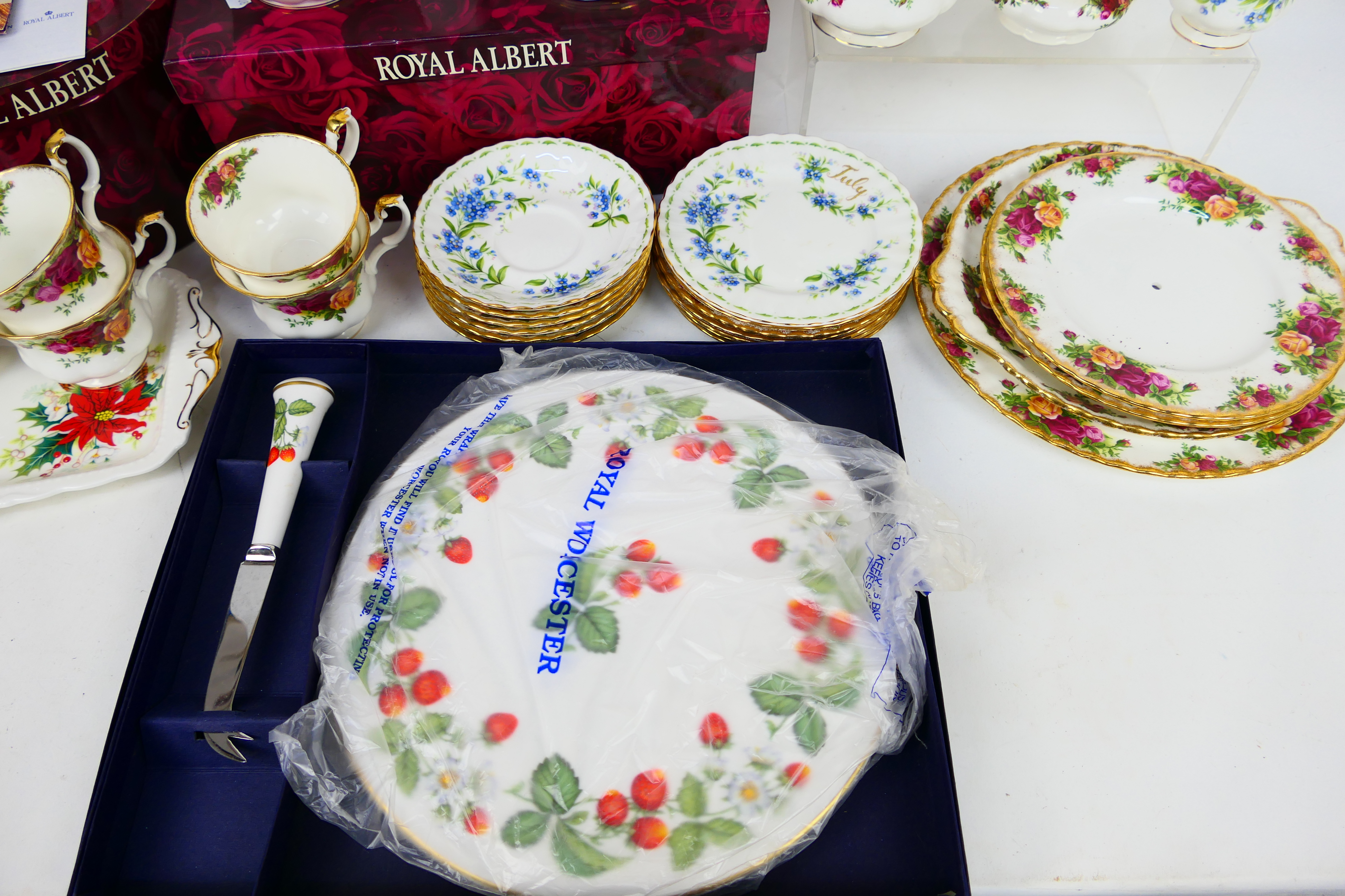 Royal Albert - A quantity of tea wares and other to include twenty four pieces of Old Country Roses - Image 5 of 5