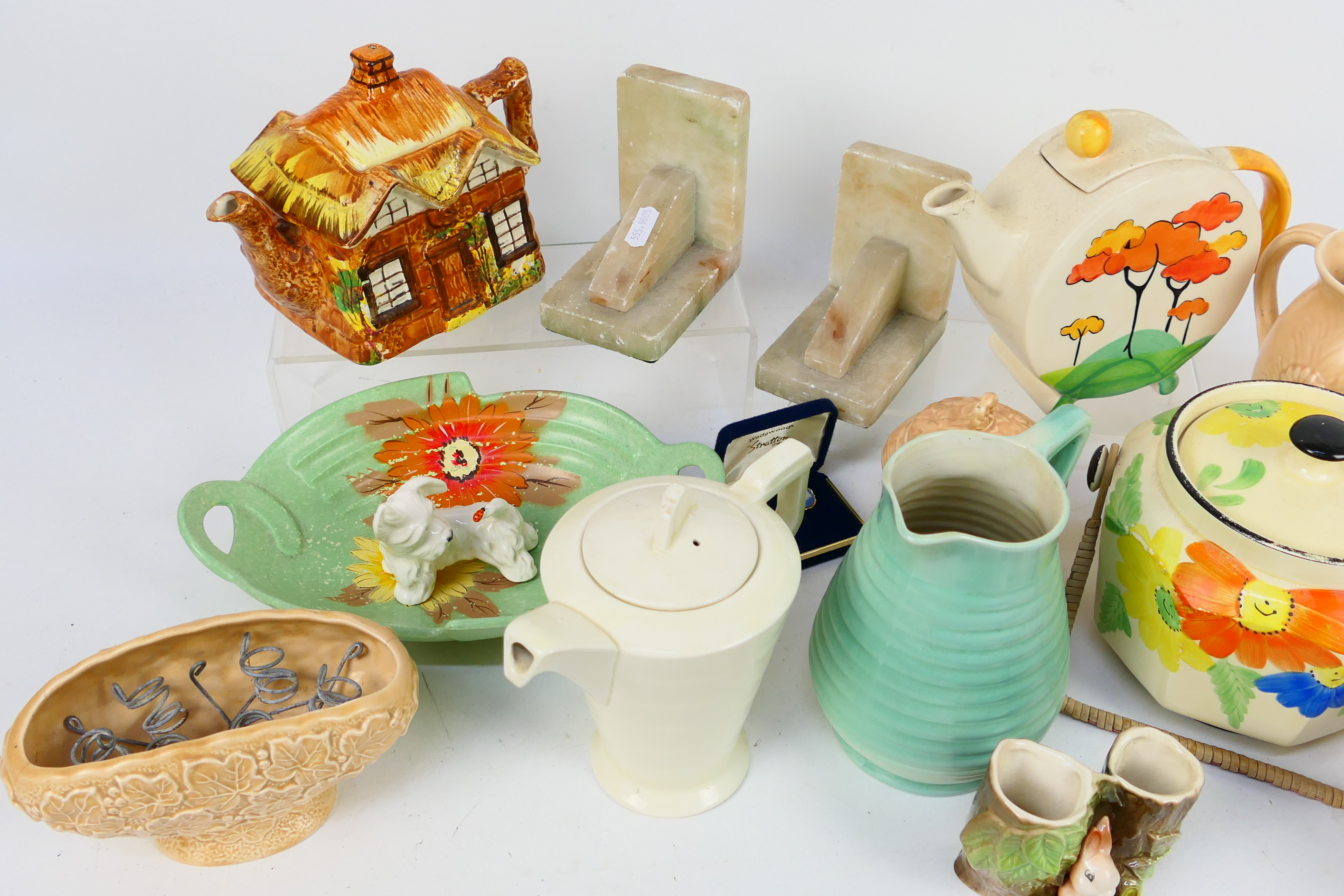 Mixed ceramics to include Withernsea, Arthur Wood, a Beswick dog model # 907 and similar, - Image 2 of 4