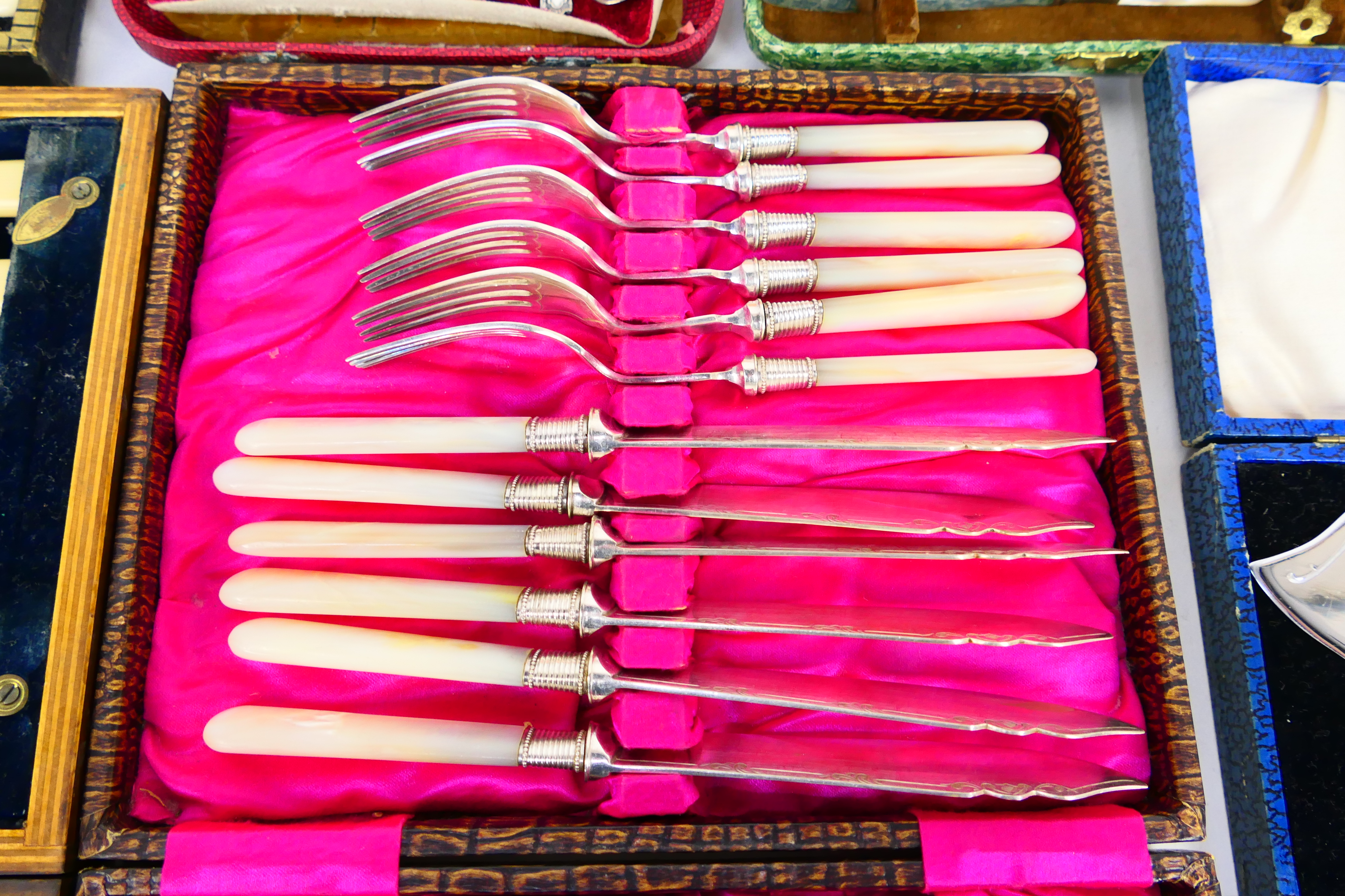 A collection of cased flatware, plated and stainless. - Image 4 of 7