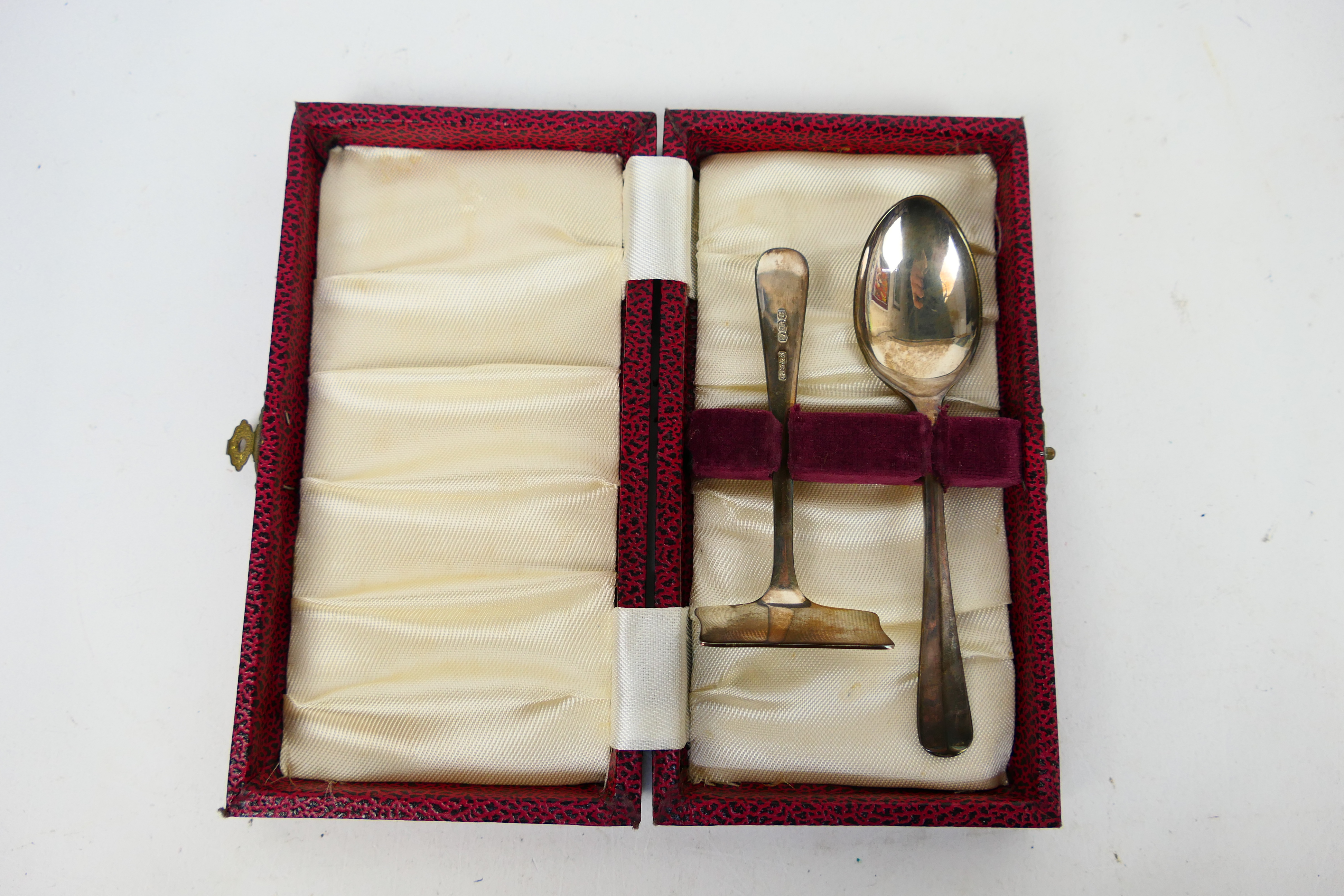 A George V hallmarked silver spoon and pusher set contained in presentation case, - Image 6 of 6