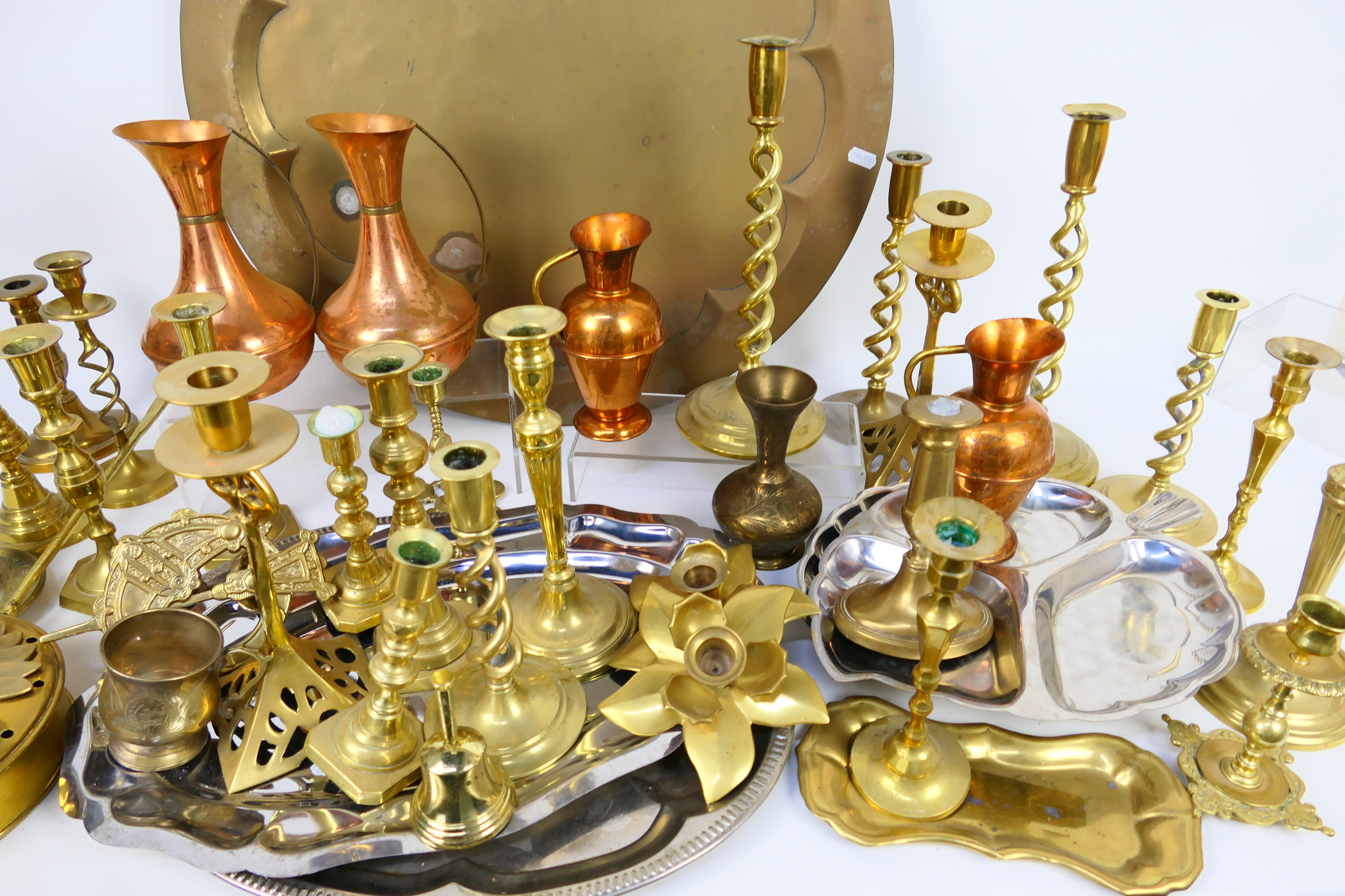 Mixed metal ware, predominantly copper and brass to include candlesticks, trays, jugs and other. - Image 3 of 4