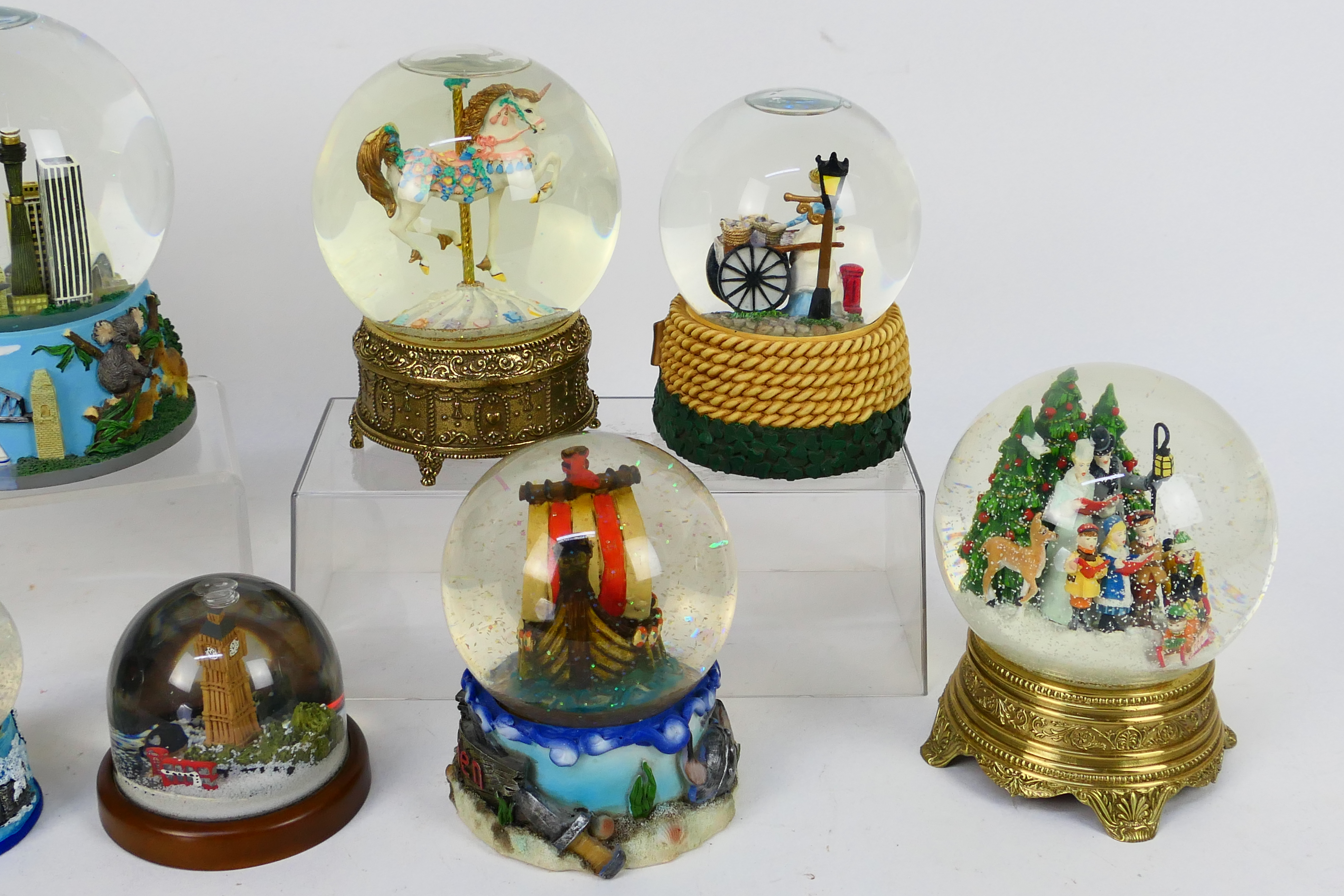 A collection of snow globes, predominantly musical, largest approximately 16 cm (h). - Image 3 of 3