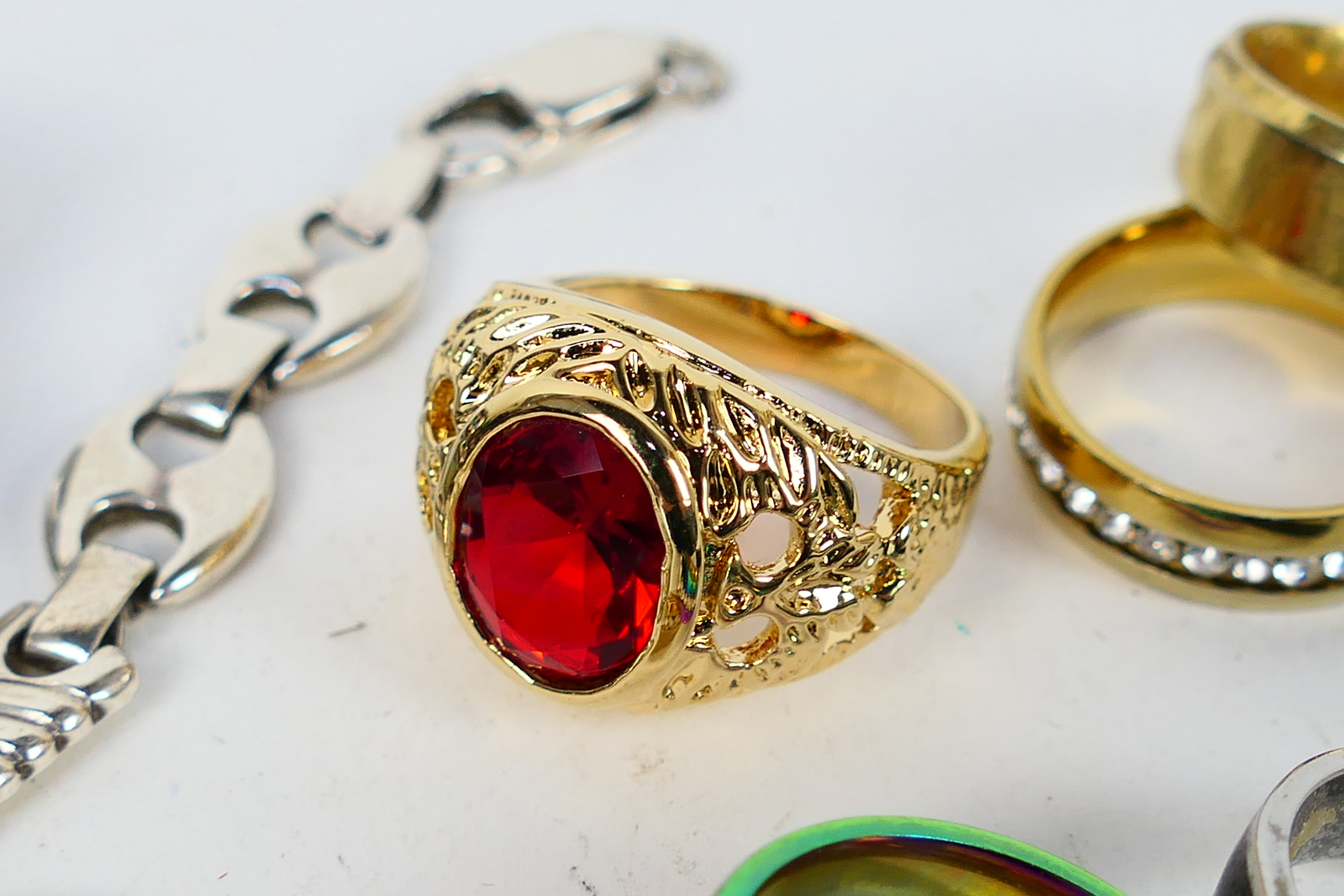 A small collection of costume jewellery, rings and bracelets, some pieces stamped 925 / Silver. - Image 4 of 7