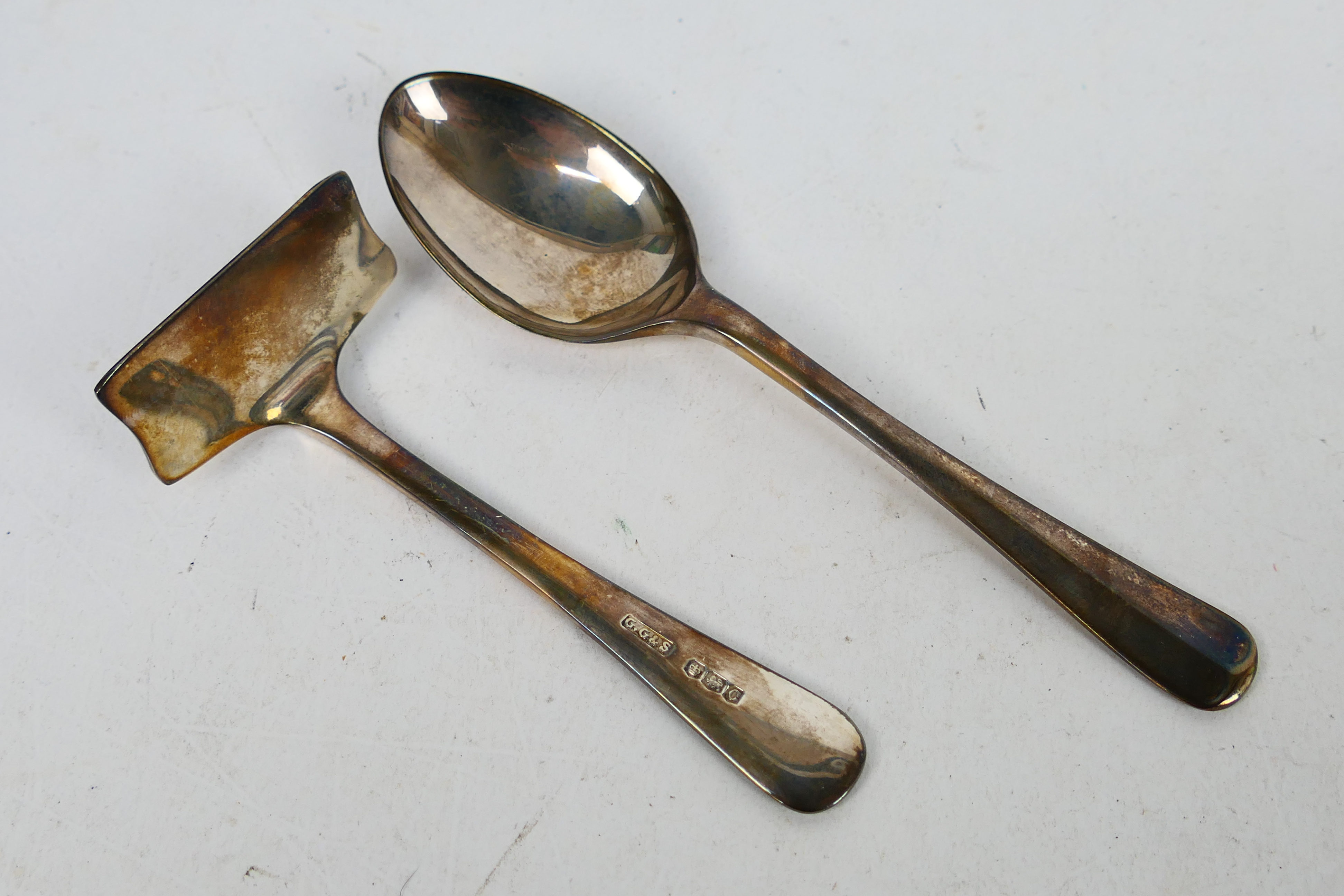 A George V hallmarked silver spoon and pusher set contained in presentation case, - Image 5 of 6