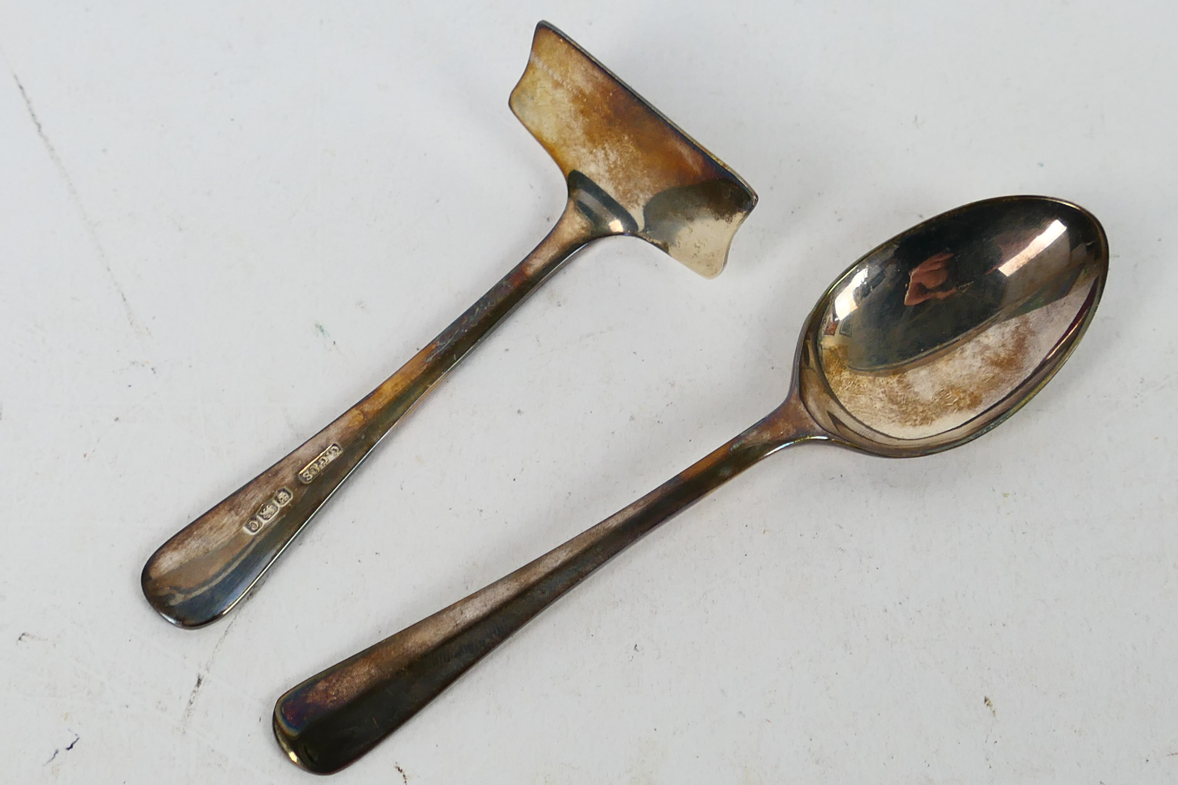 A George V hallmarked silver spoon and pusher set contained in presentation case, - Image 2 of 6