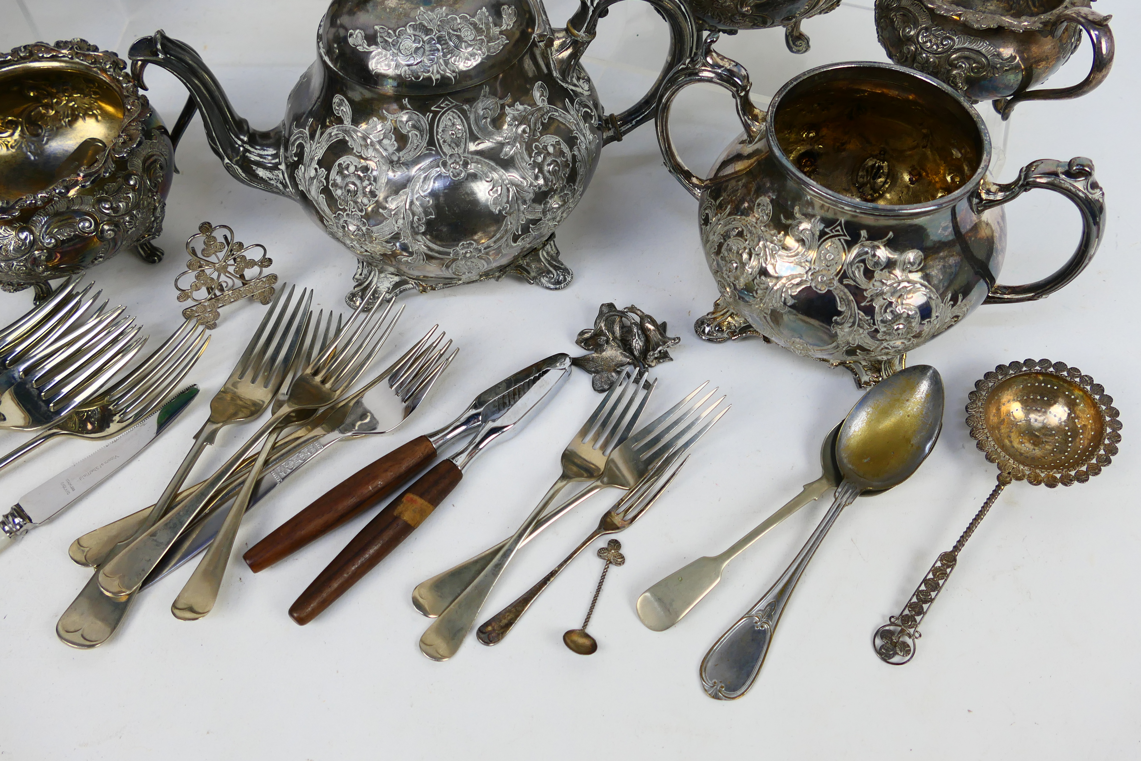 A collection of Victorian and later plated ware to include Shaw & Fisher, - Image 5 of 5