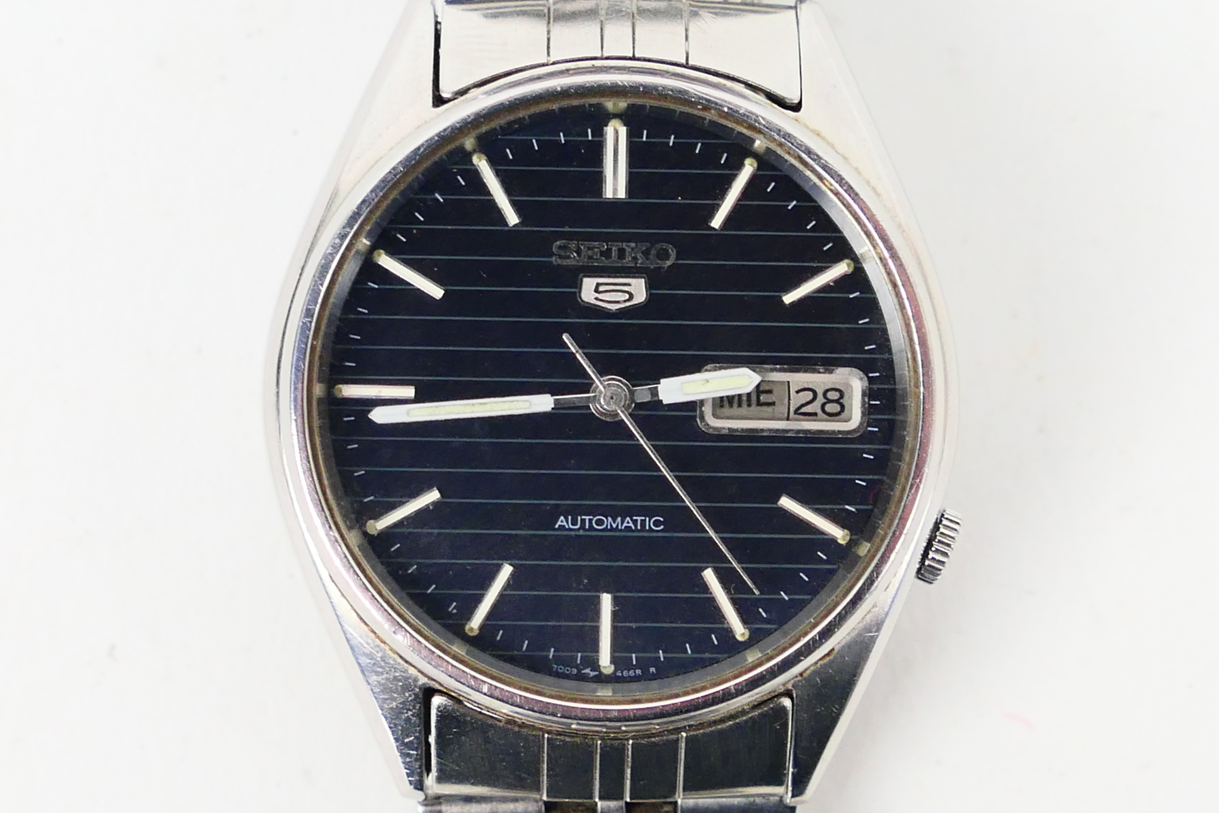 Seiko - A Seiko 5 Automatic wrist watch 7009 3060, stainless steel, baton hour markers, - Image 4 of 5