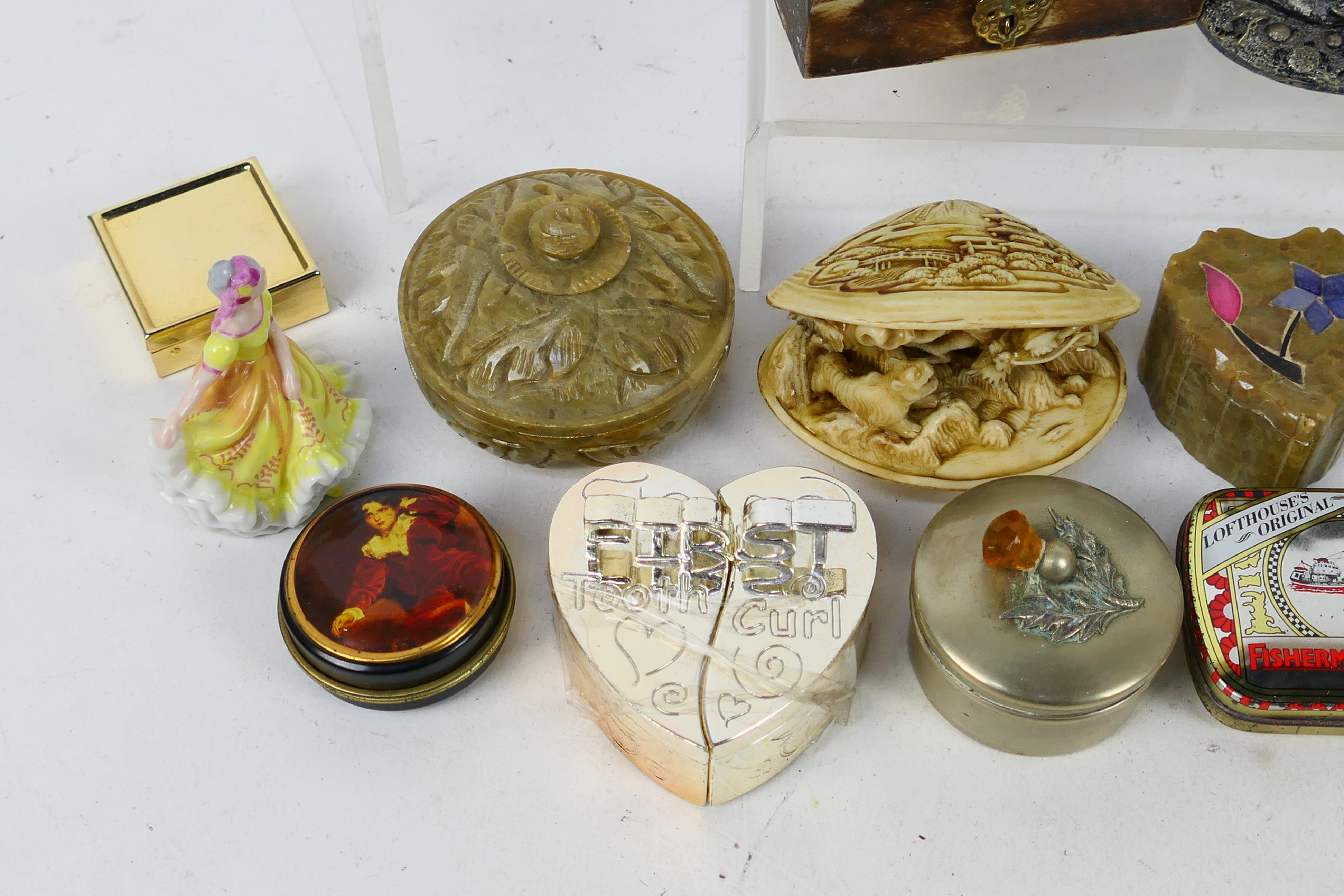 Small collectables to include trinket boxes, pill boxes, pewter dragon figure, - Image 4 of 6