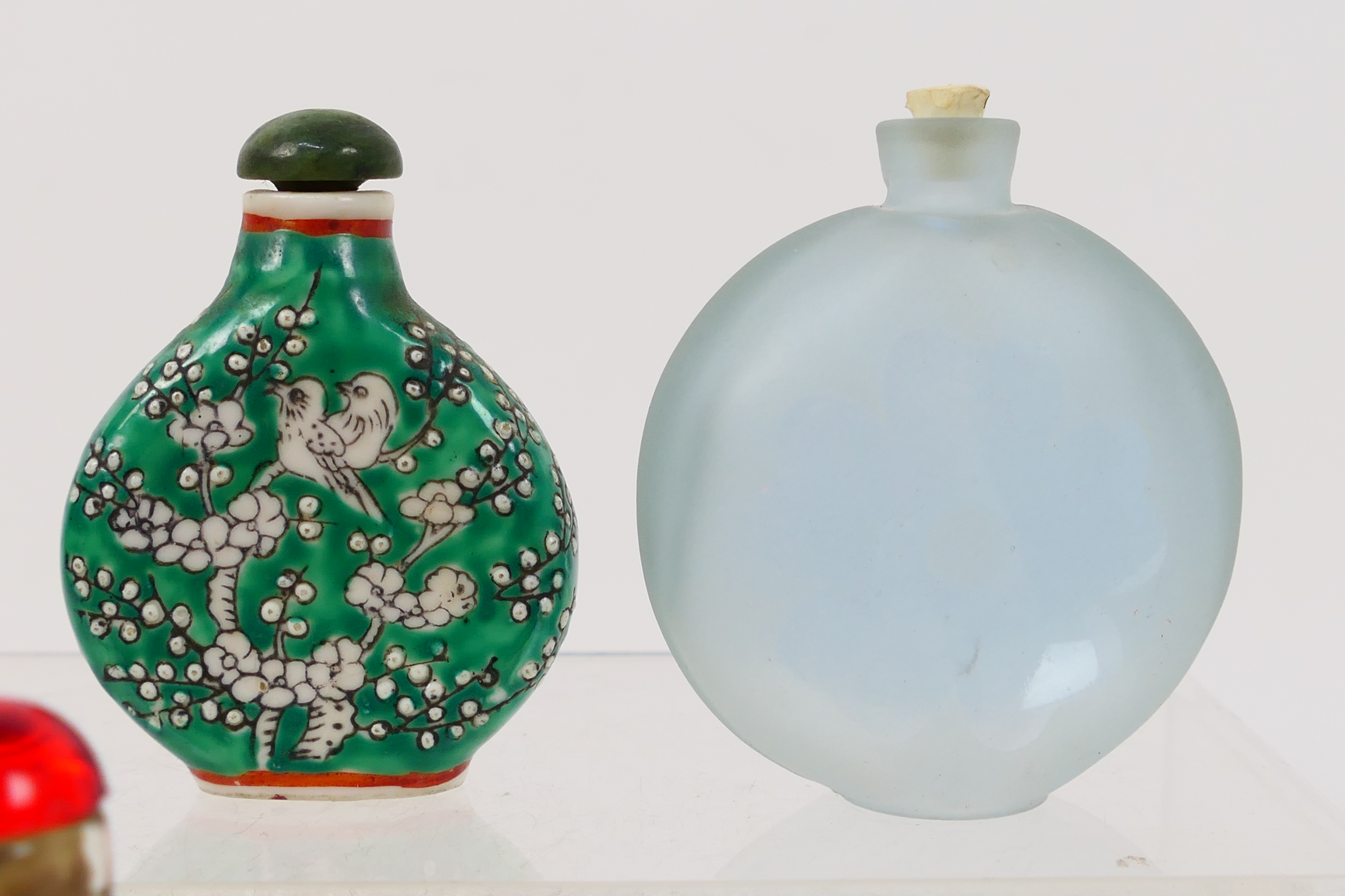 A collection of snuff bottles to include glass, ceramic and other. - Image 4 of 14