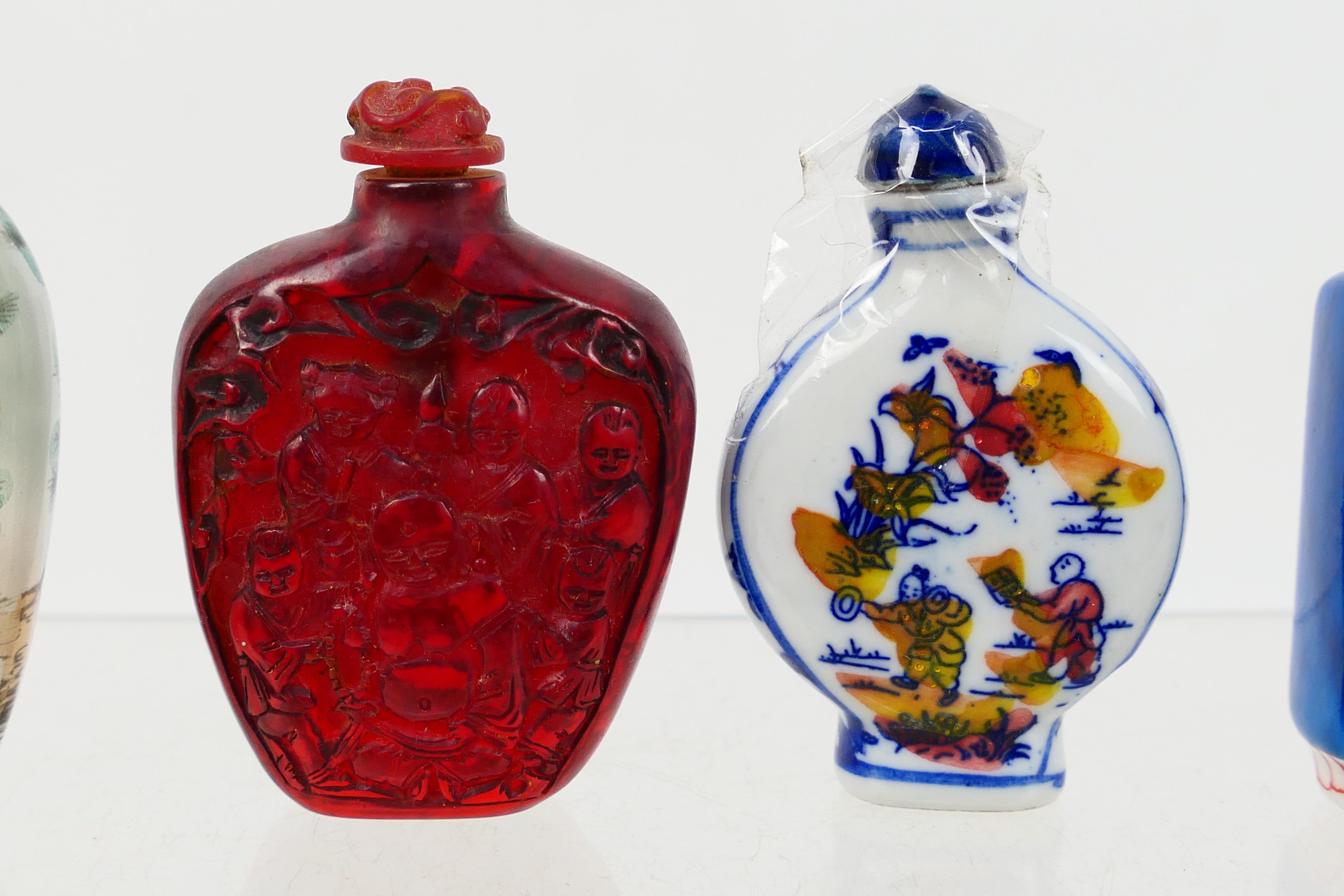 A quantity of snuff bottles to include glass, bone and horn and ceramic examples. - Image 5 of 15