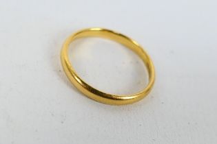 A hallmarked 22ct gold wedding band, size L, approx weight 1.