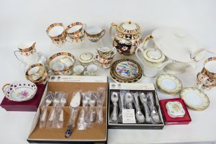 A mixed lot to include an Arthur Wood imari teapot and stand, Shelley jelly mould,