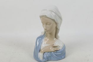 Lladro - A porcelain bust of the Madonna, approximately 22 cm (h).