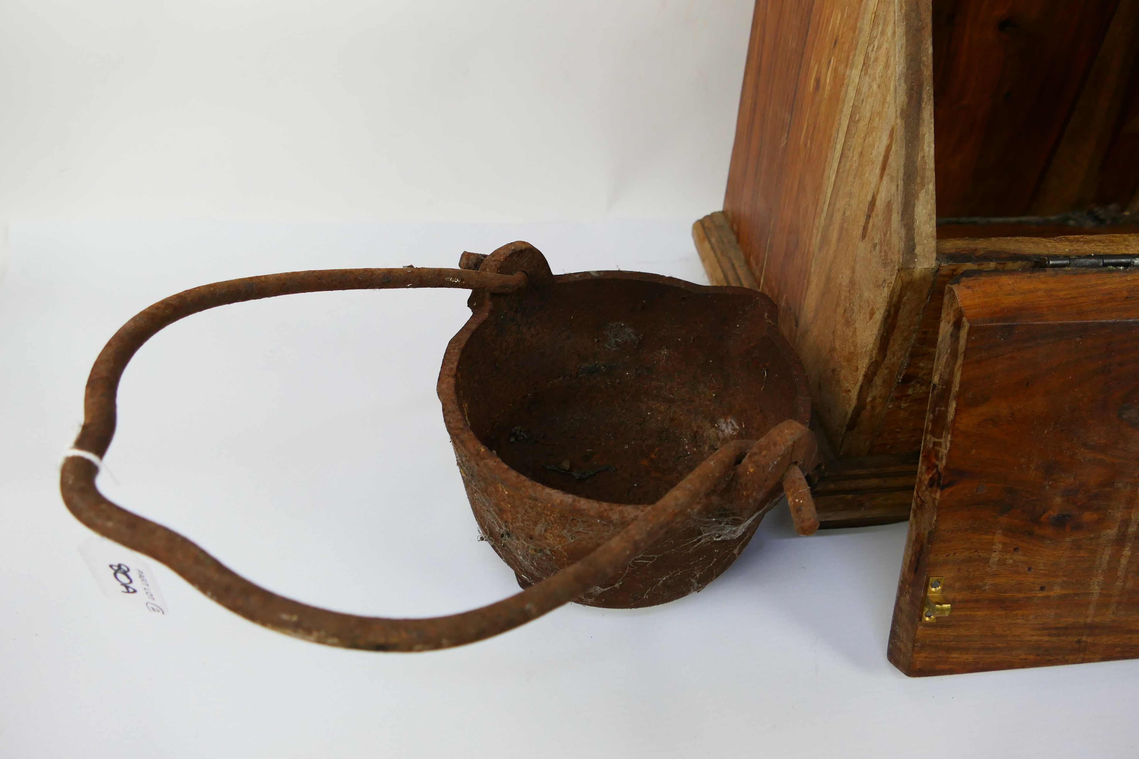 A vintage shoe shine box, 39 cm x 39 cm x 24 cm and a cast iron pot. - Image 7 of 7