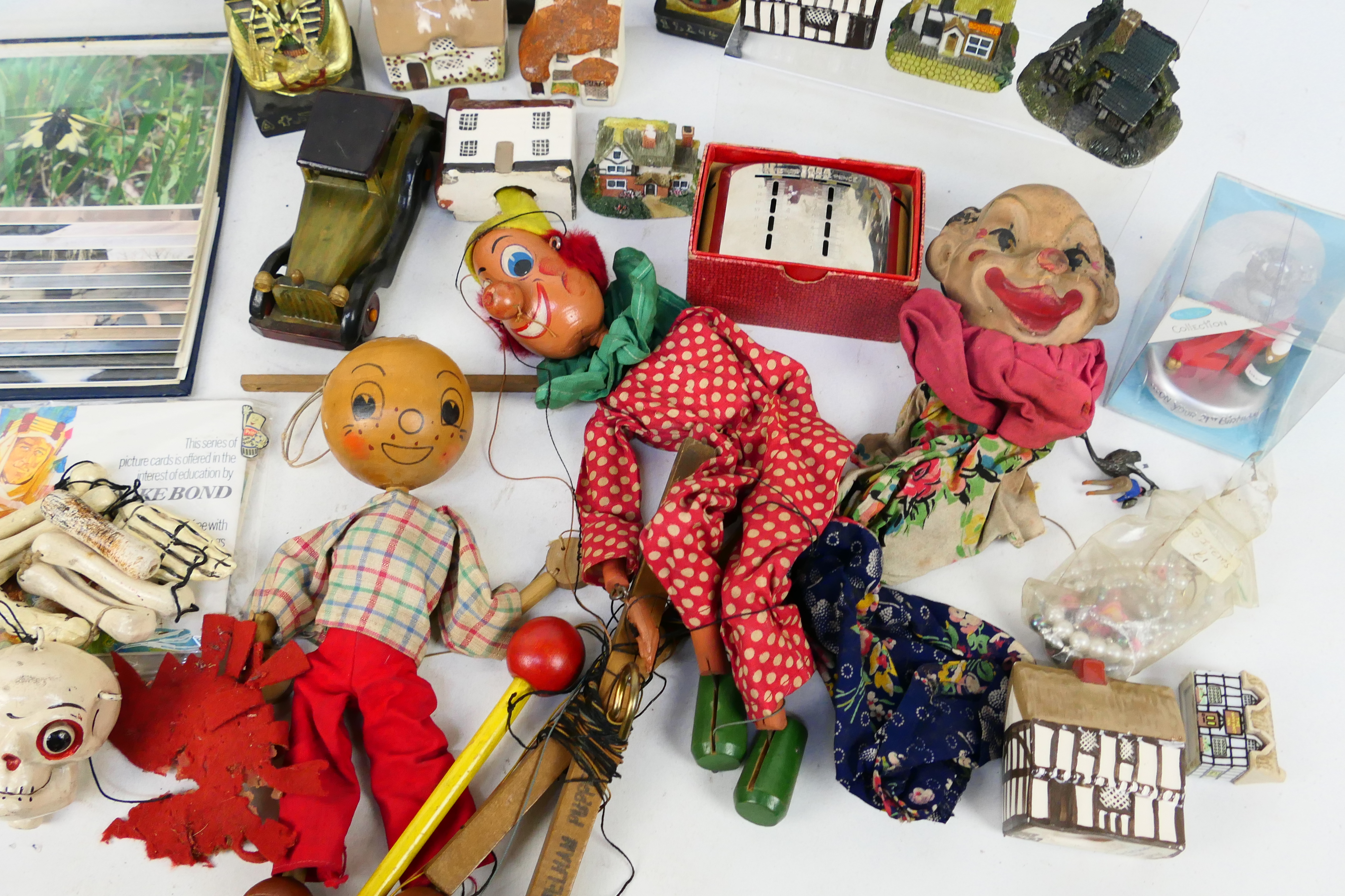 A mixed lot of ornaments, puppets, tea cards and other. - Image 4 of 7