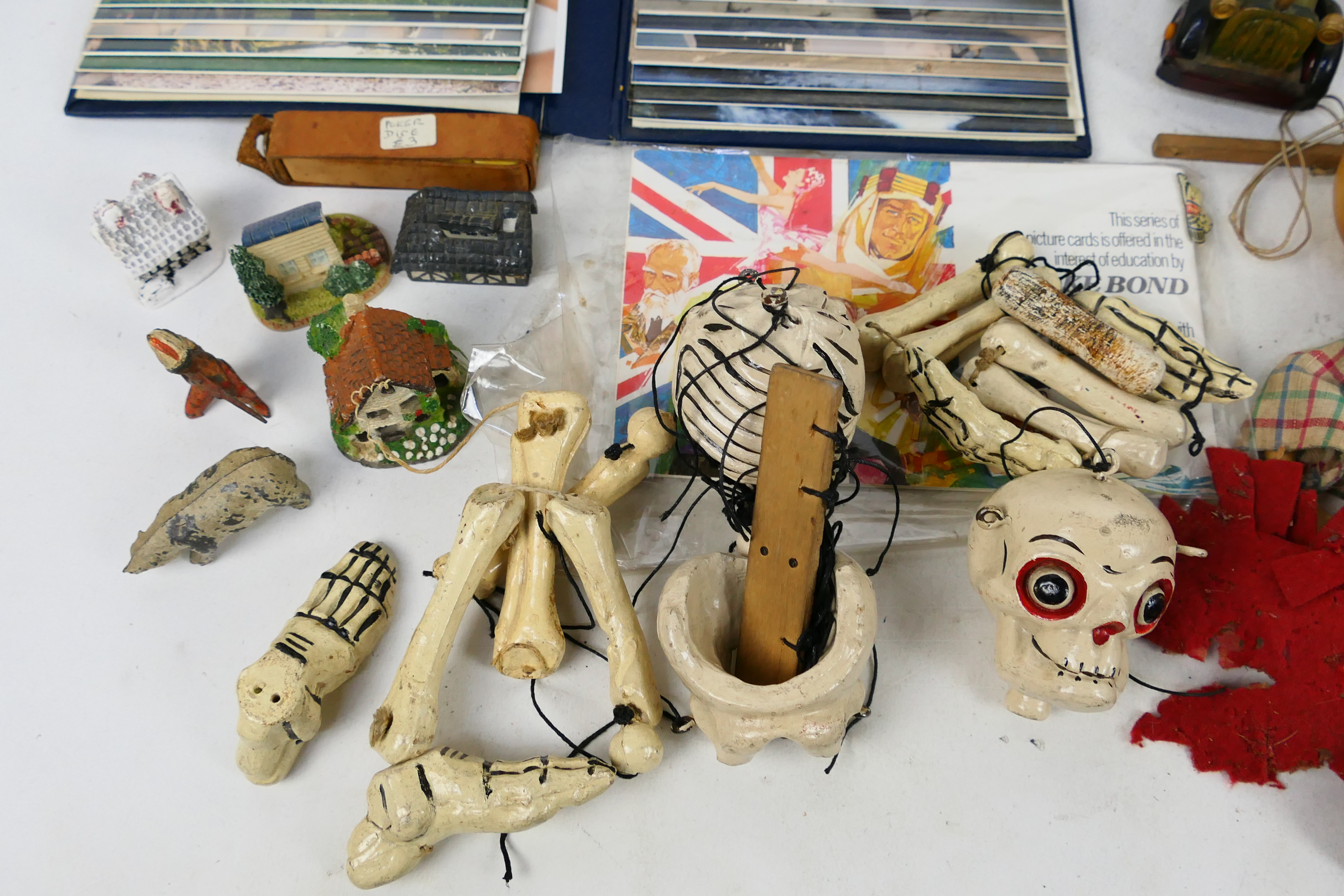 A mixed lot of ornaments, puppets, tea cards and other. - Image 5 of 7