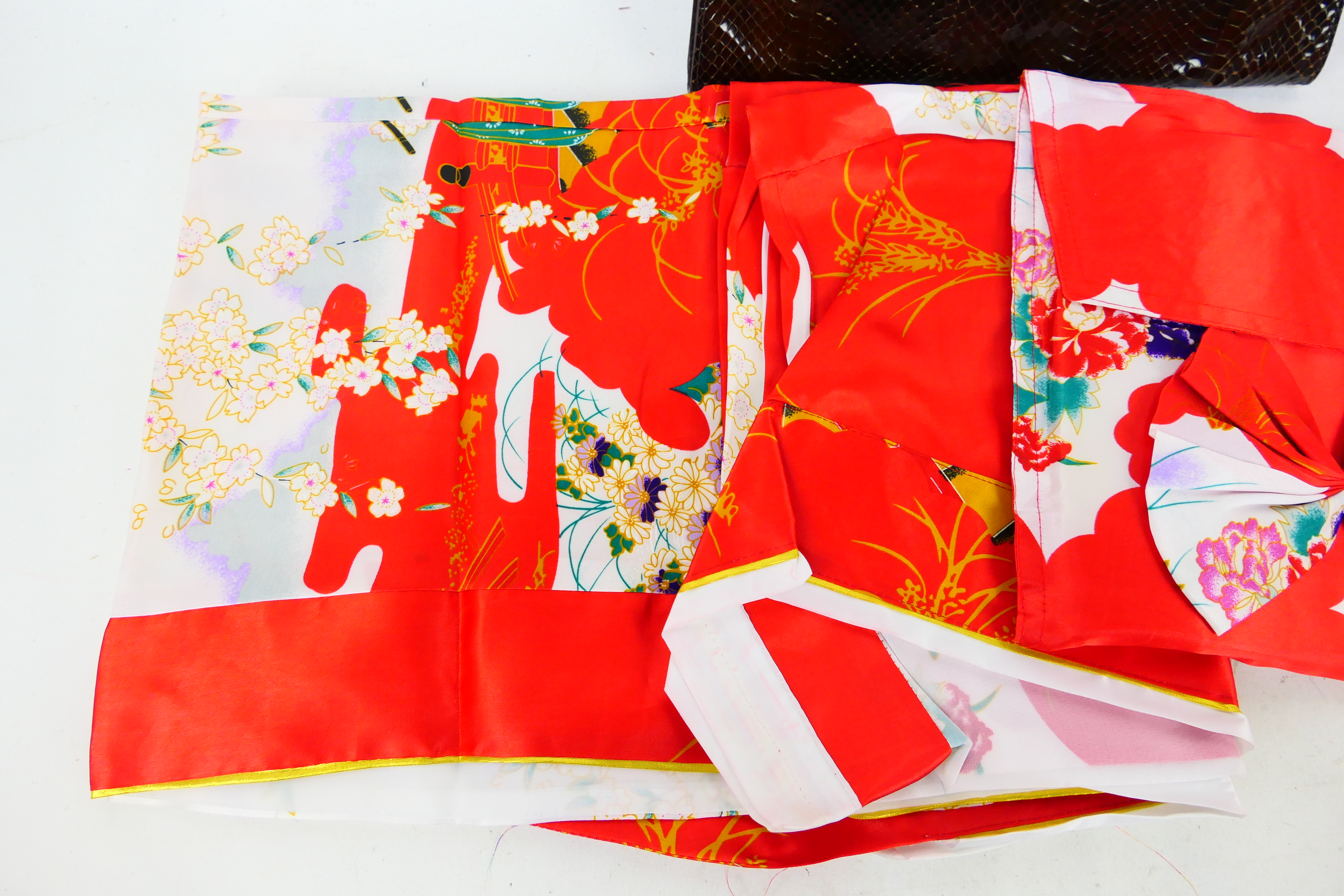 A vintage reptile skin hand bag and Japanese kimono. - Image 3 of 4