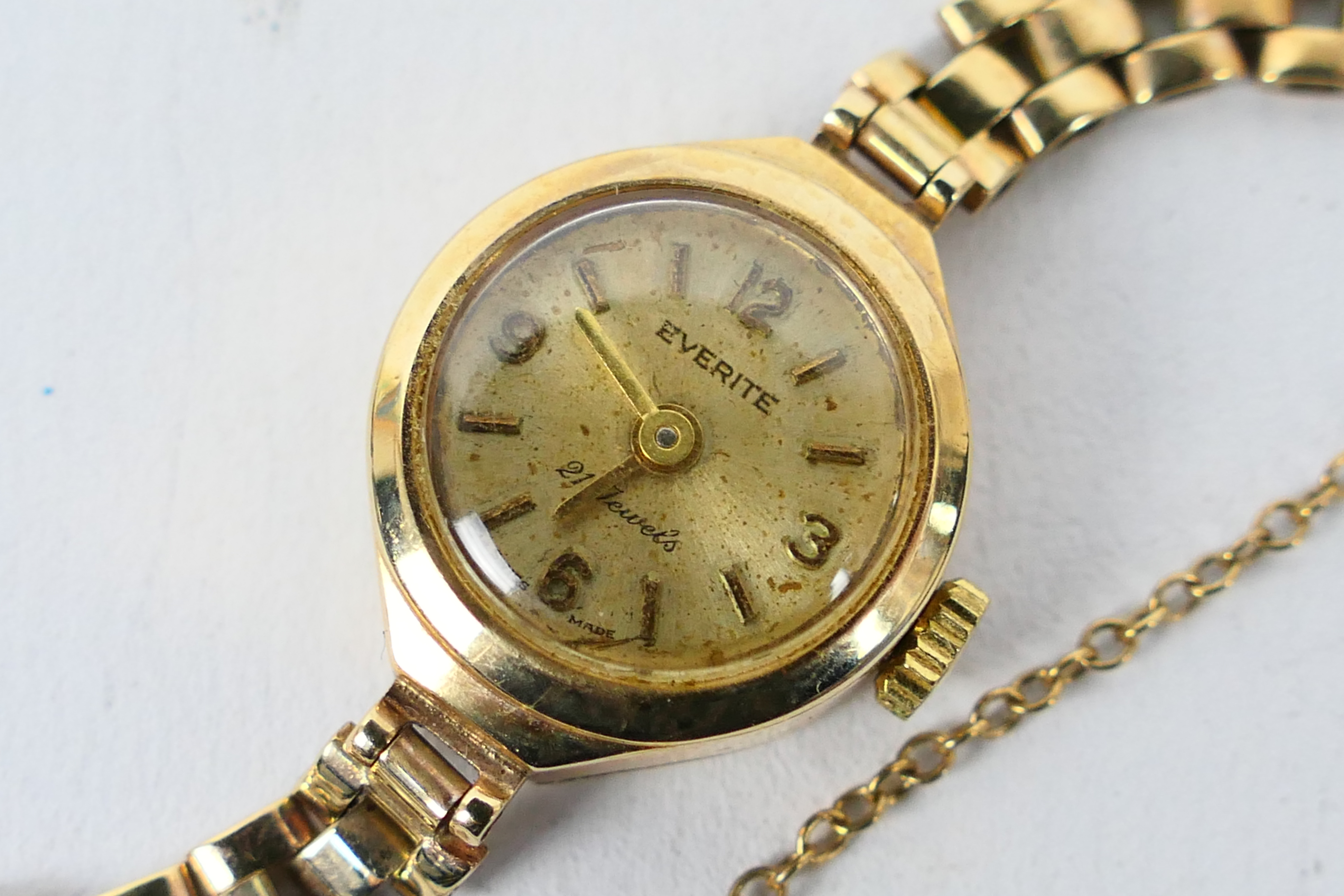 A lady's round 9ct yellow gold Everite bracelet watch with mechanical movement, approx weight 10. - Image 2 of 5