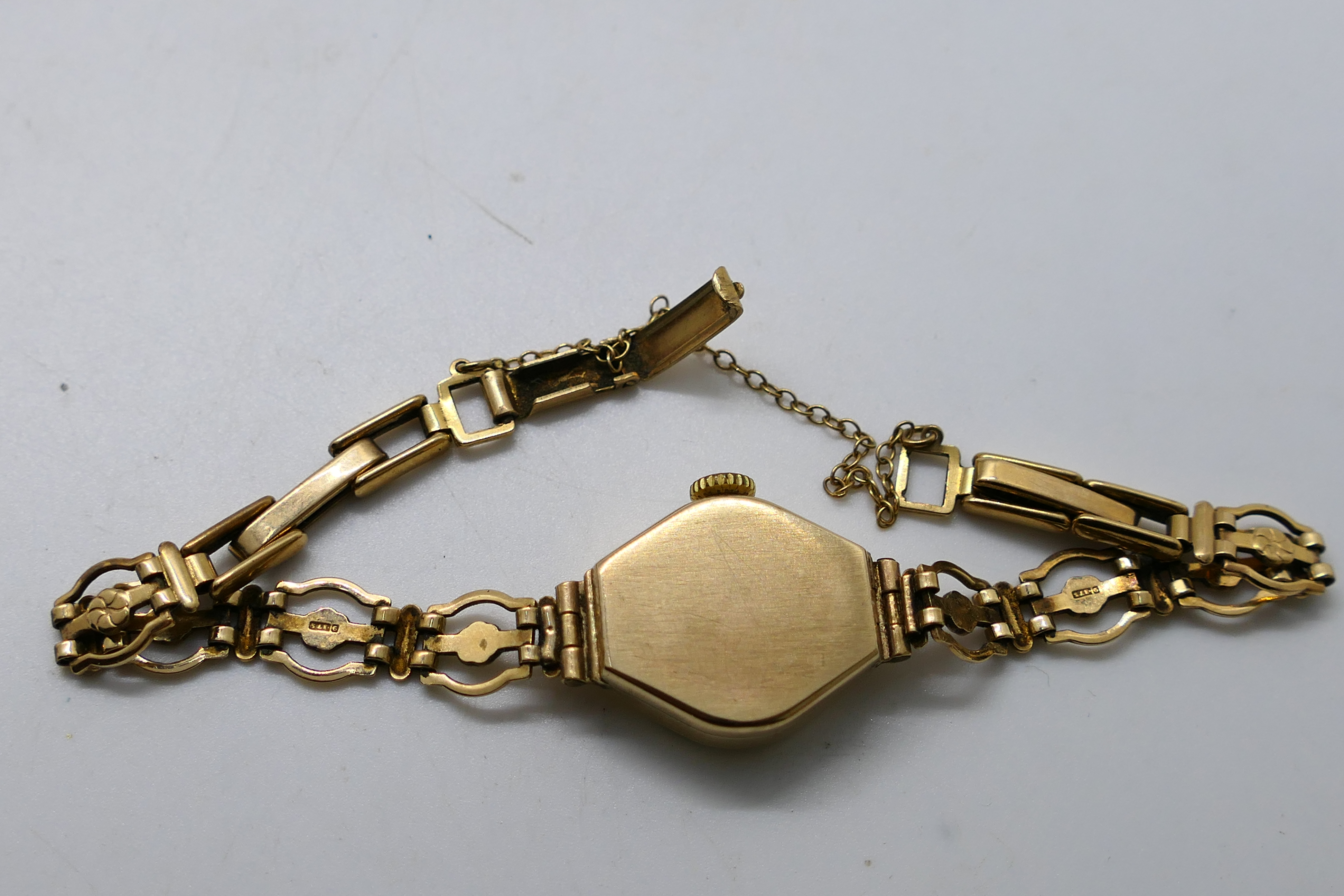 A lady's 9ct gold cased Avia wrist watch on 9ct gold bracelet, 8.6 grams excluding movement. - Image 6 of 6