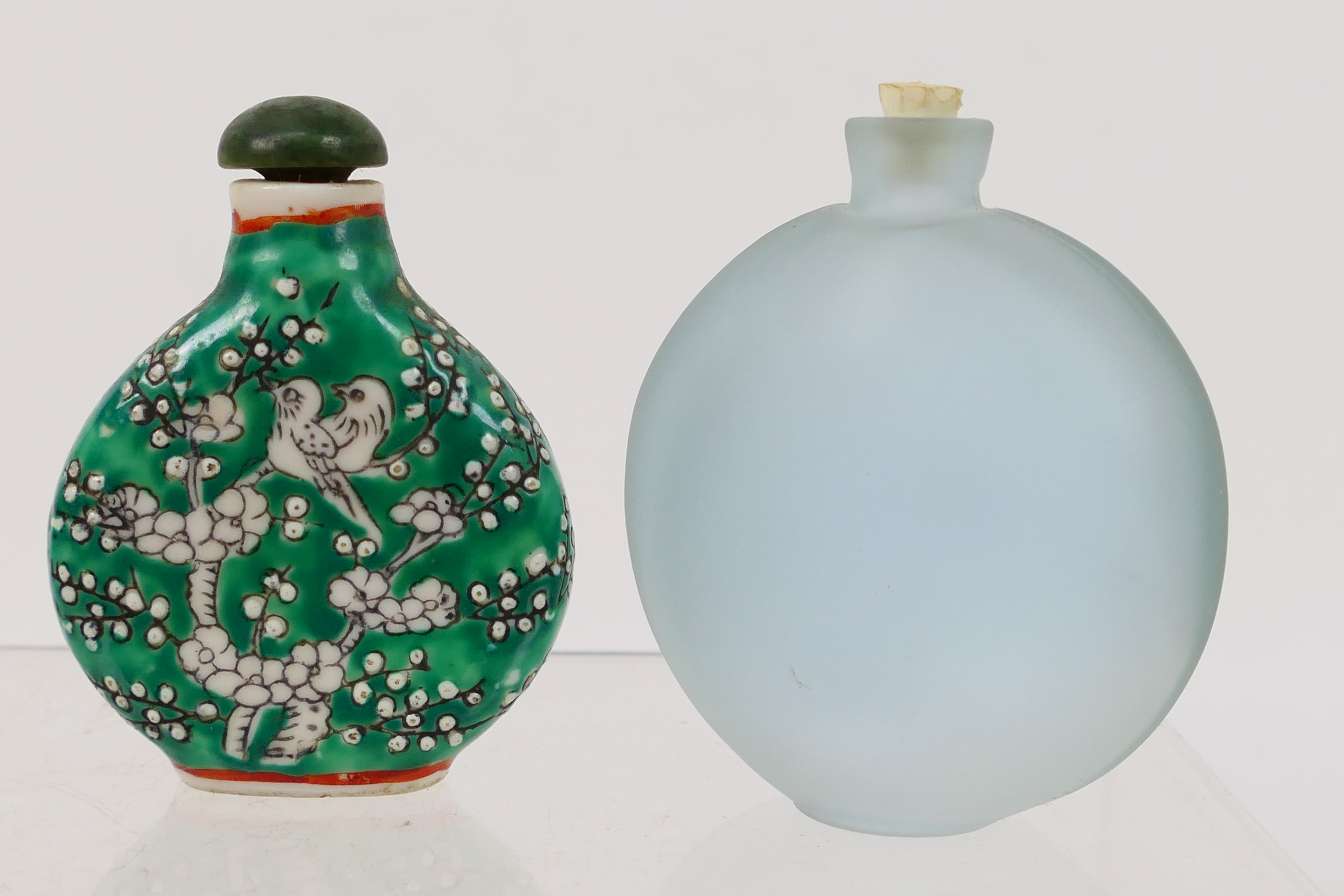 A collection of snuff bottles to include glass, ceramic and other. - Image 5 of 14