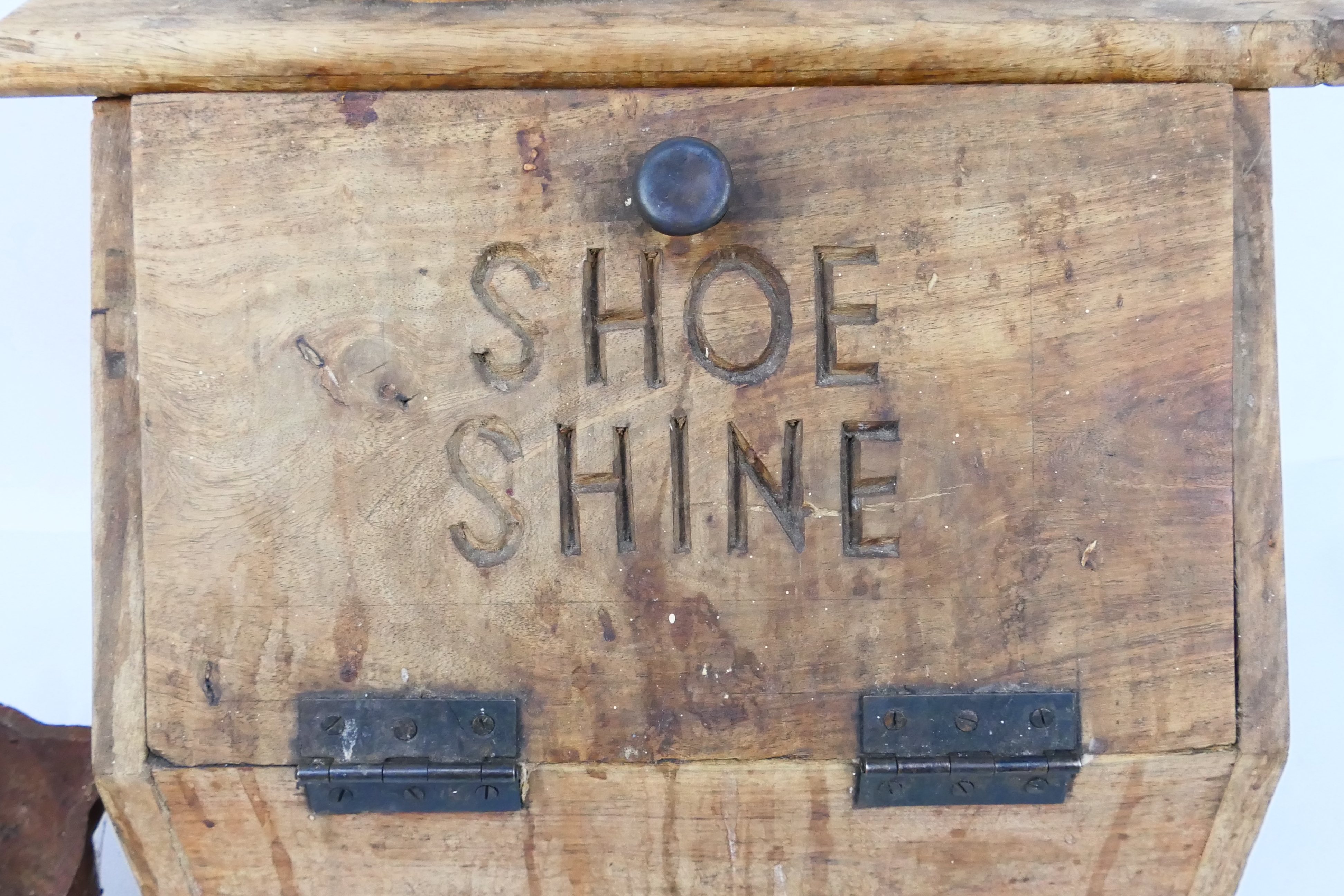 A vintage shoe shine box, 39 cm x 39 cm x 24 cm and a cast iron pot. - Image 3 of 7