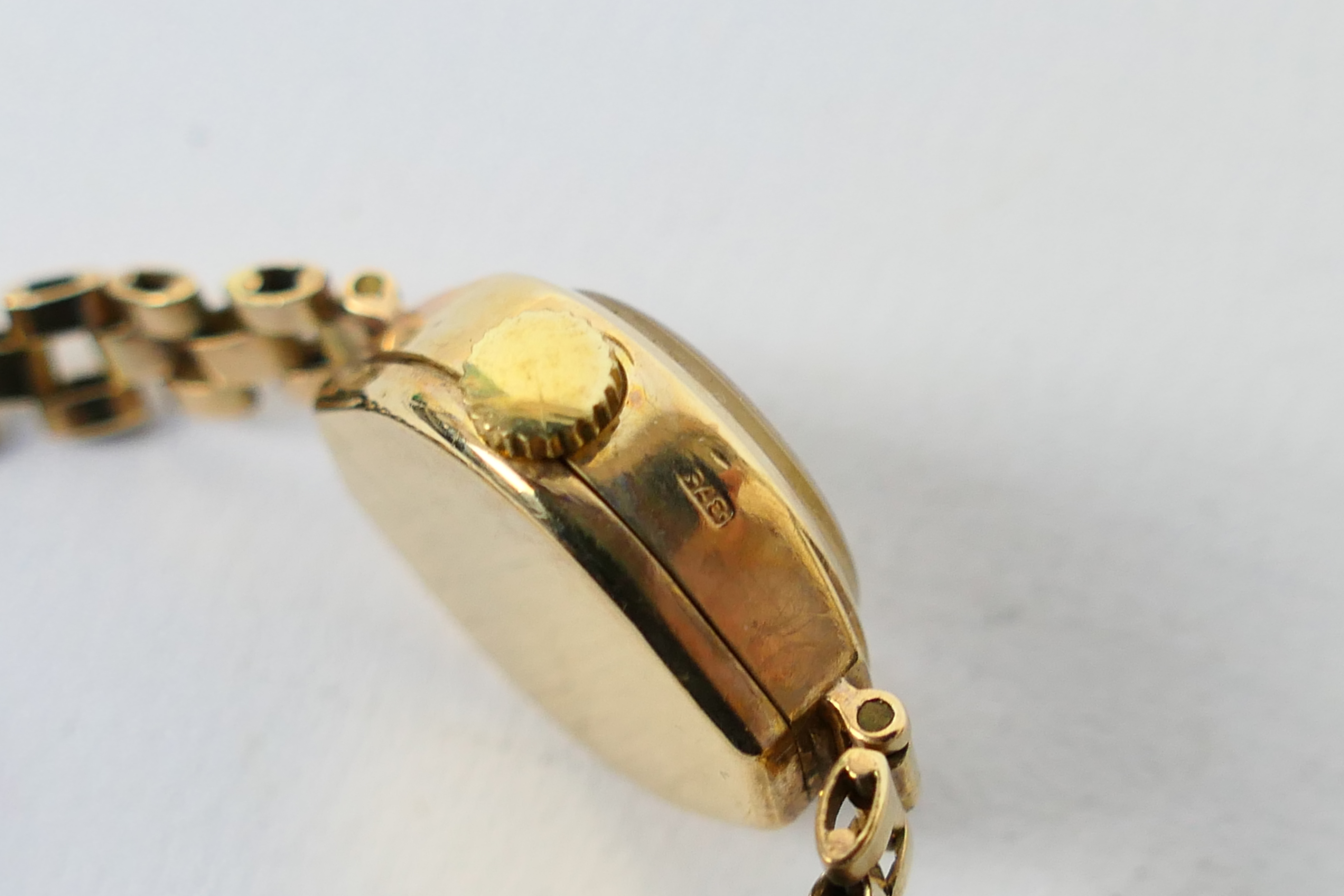 A lady's round 9ct yellow gold Everite bracelet watch with mechanical movement, approx weight 10. - Image 4 of 5