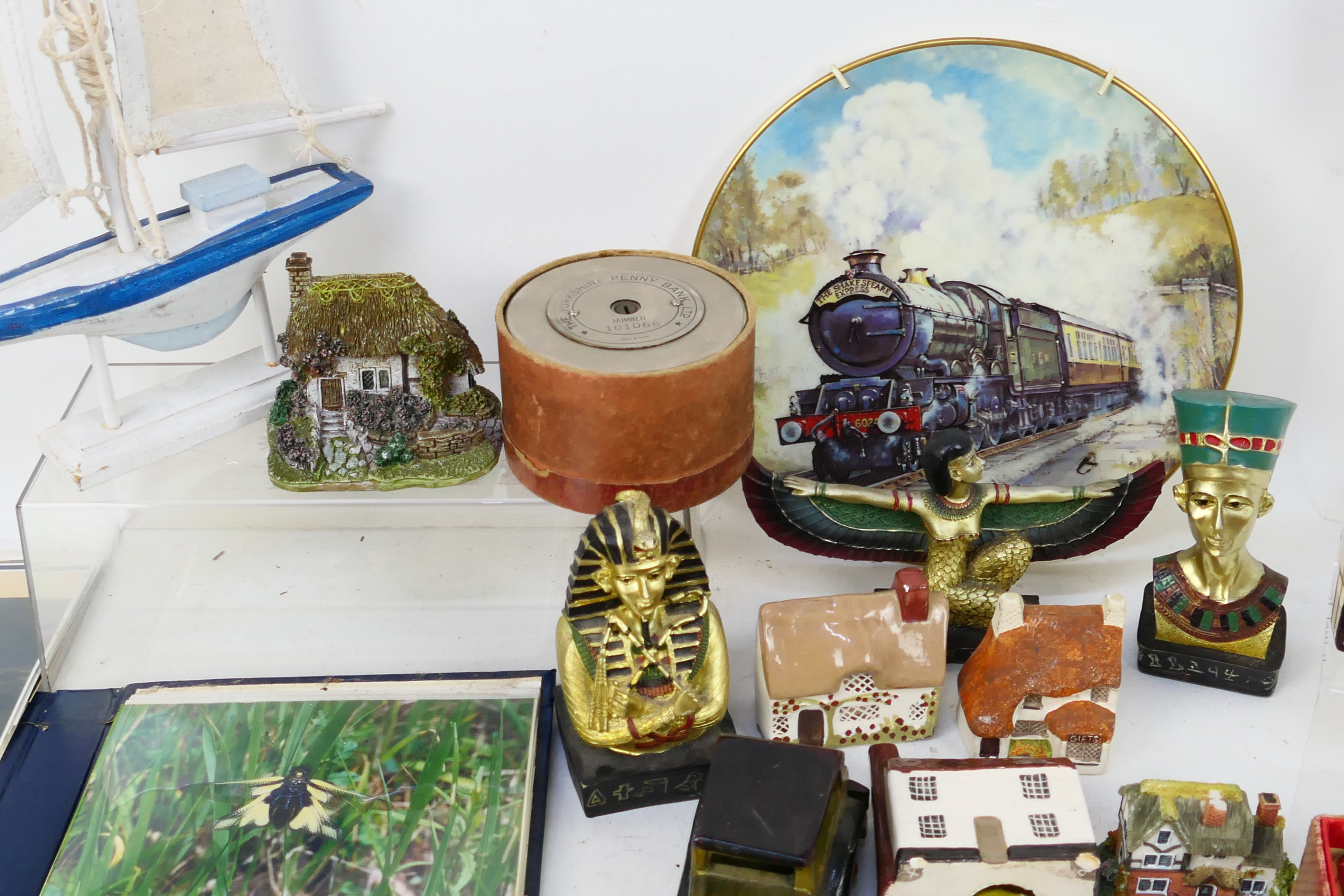 A mixed lot of ornaments, puppets, tea cards and other. - Image 2 of 7