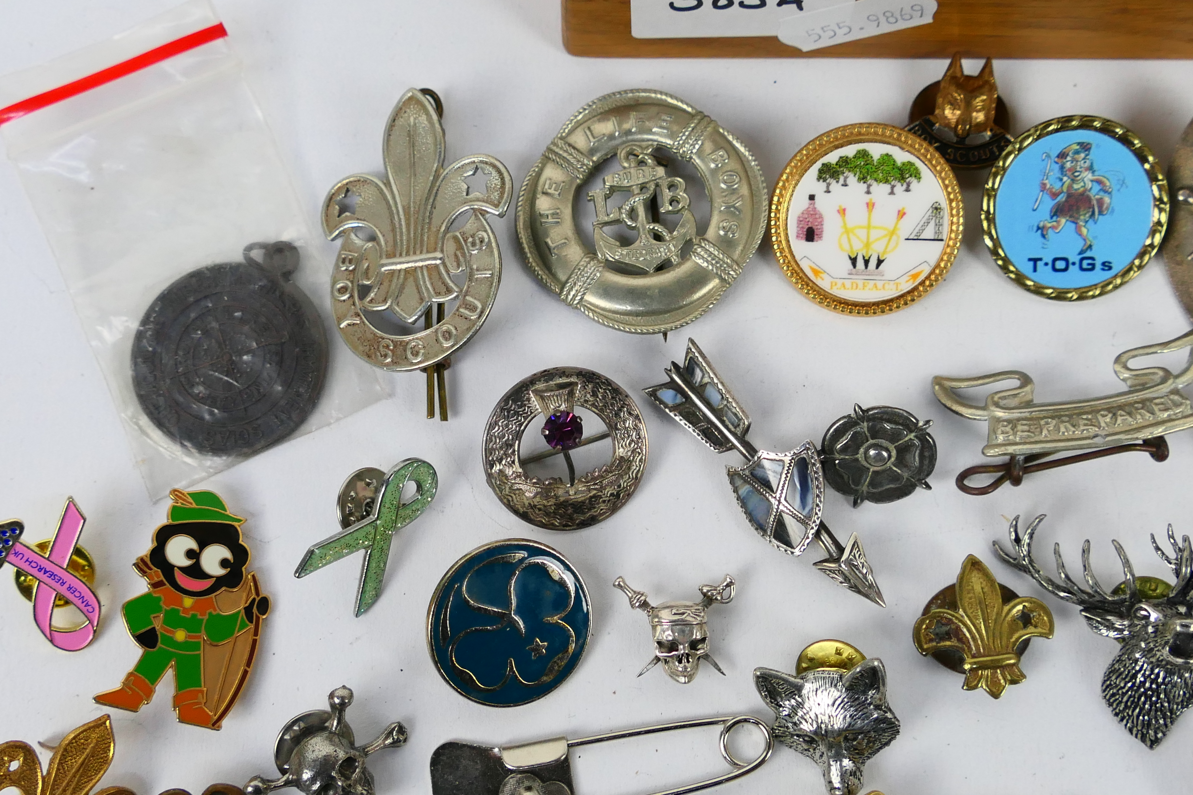 A quantity of pin badges, brooches and similar, some examples stamped Silver. - Image 2 of 8