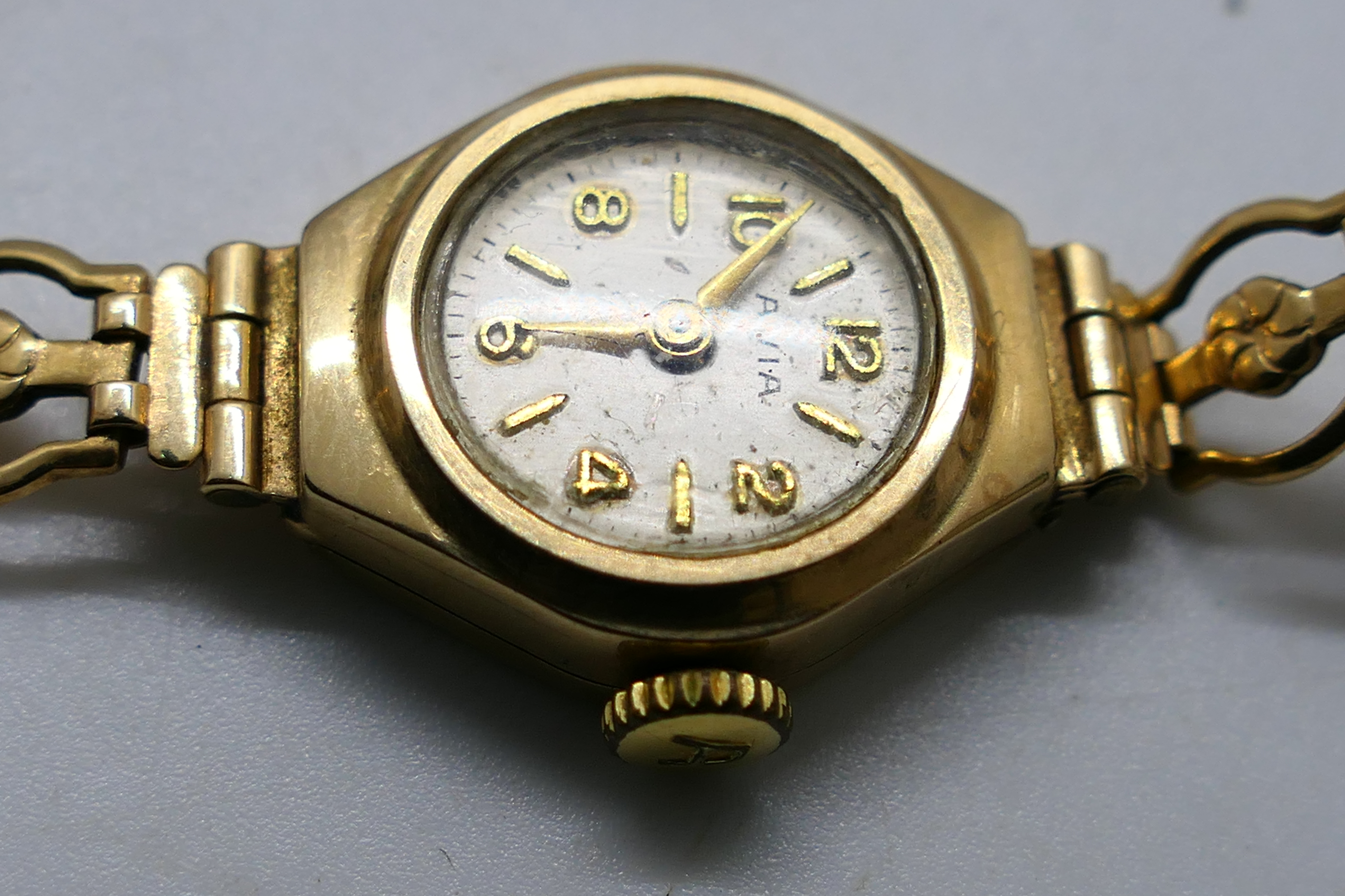 A lady's 9ct gold cased Avia wrist watch on 9ct gold bracelet, 8.6 grams excluding movement. - Image 5 of 6